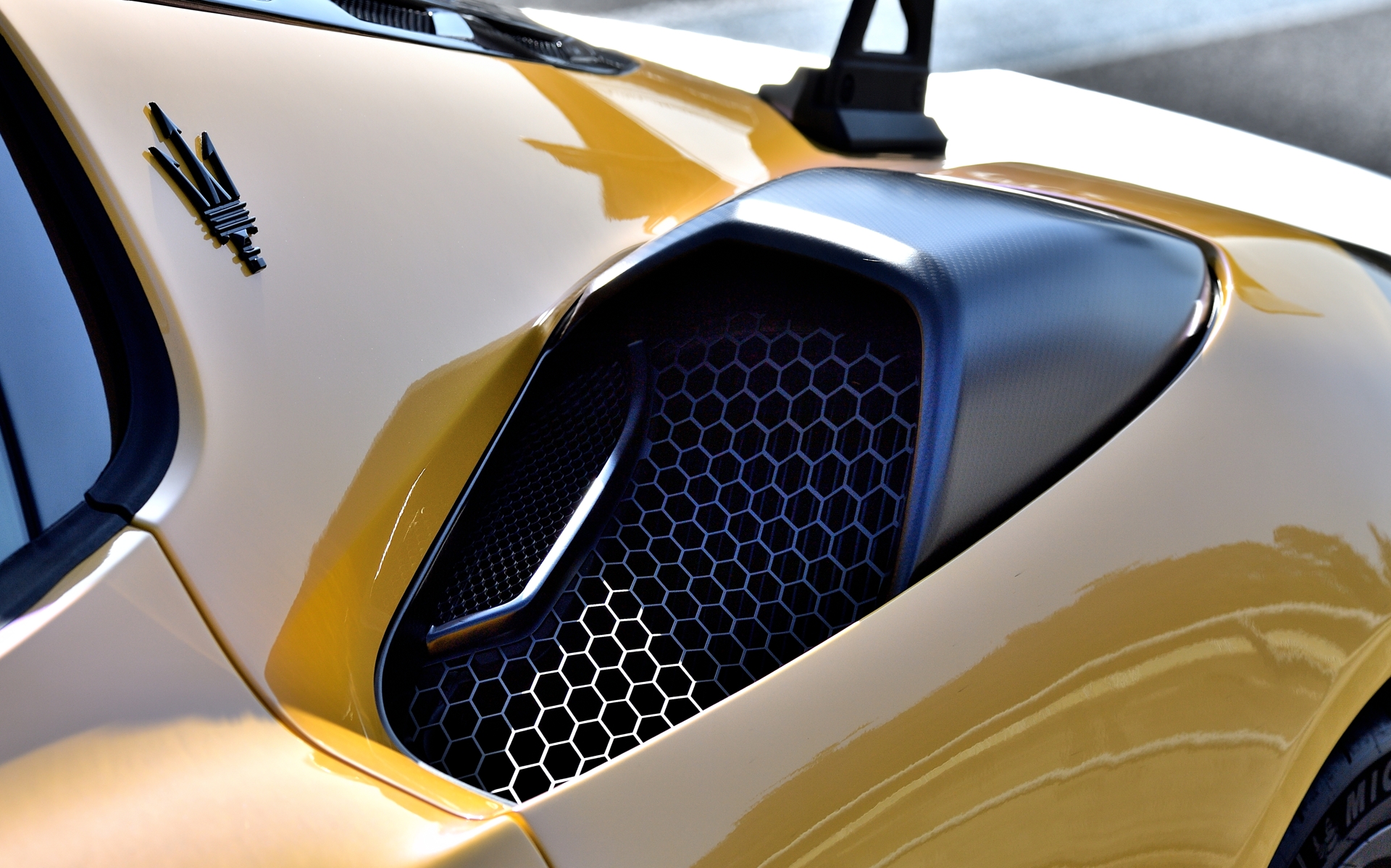 MCプーラよりも大量にフレッシュエアを取り込むためにダクトにはカーボンファイバー製のカバーが設けられている