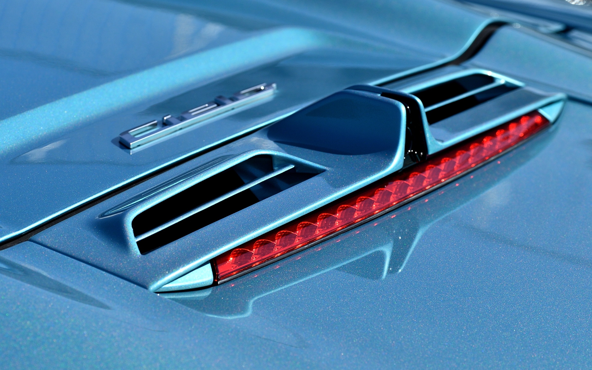 エンジンルームの熱を放出するダクトを完備