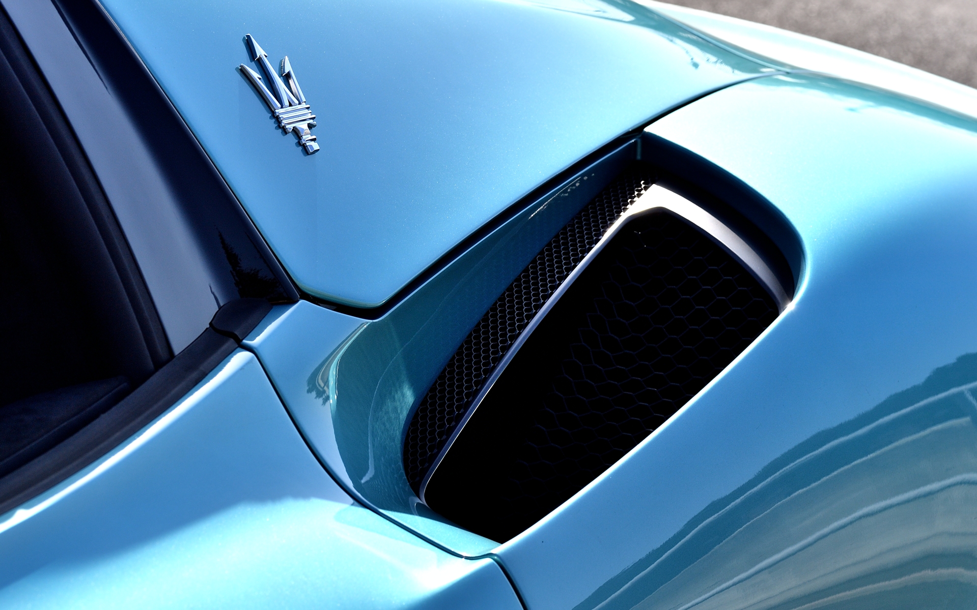 ボディサイドにはフレッシュエアをエンジンへと導くダクトが設けられている