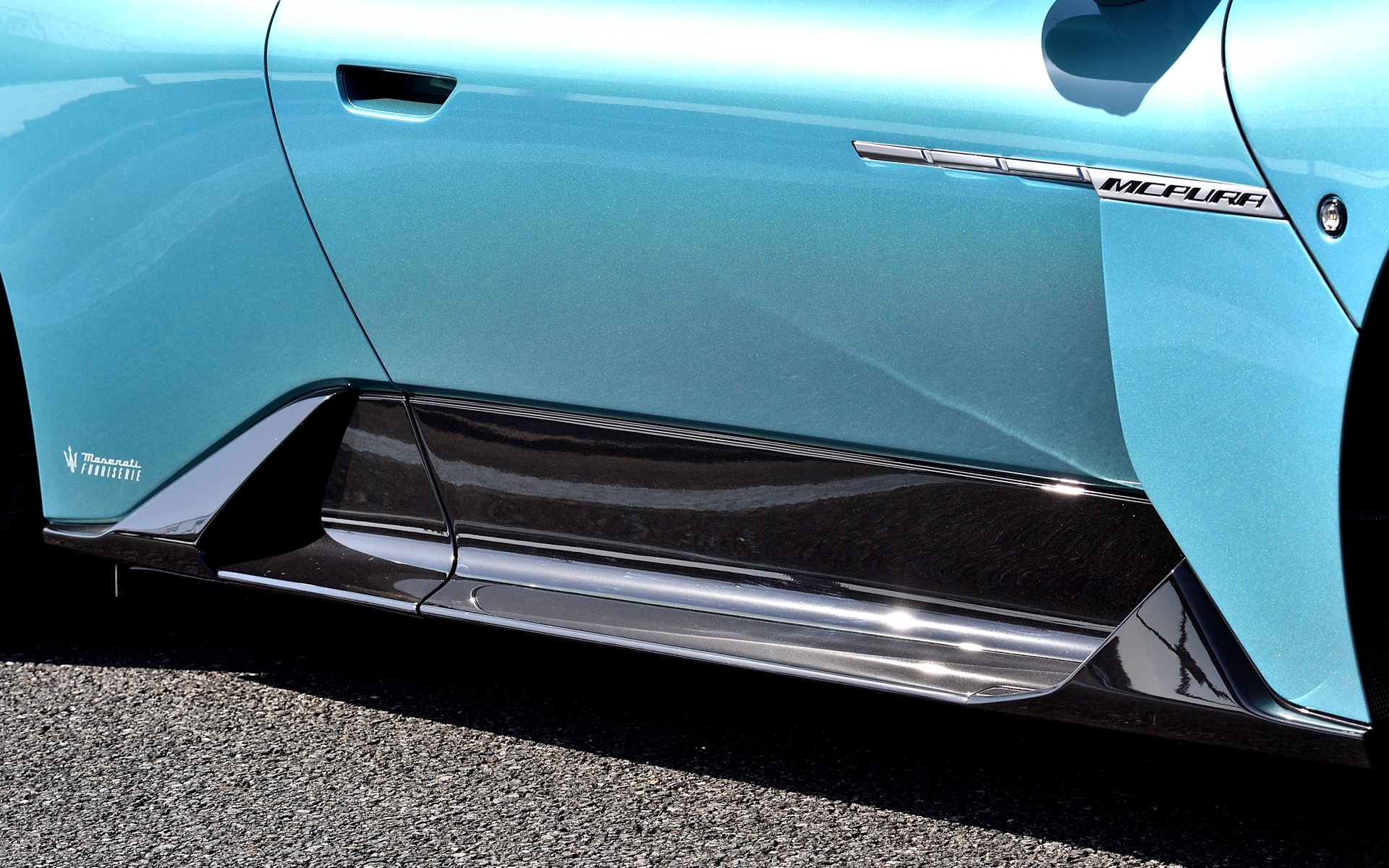 フロントやサイドはMC20よりもシャープな造形になり、ダウンフォース向上とともに洗練されたデザインに仕上げられている