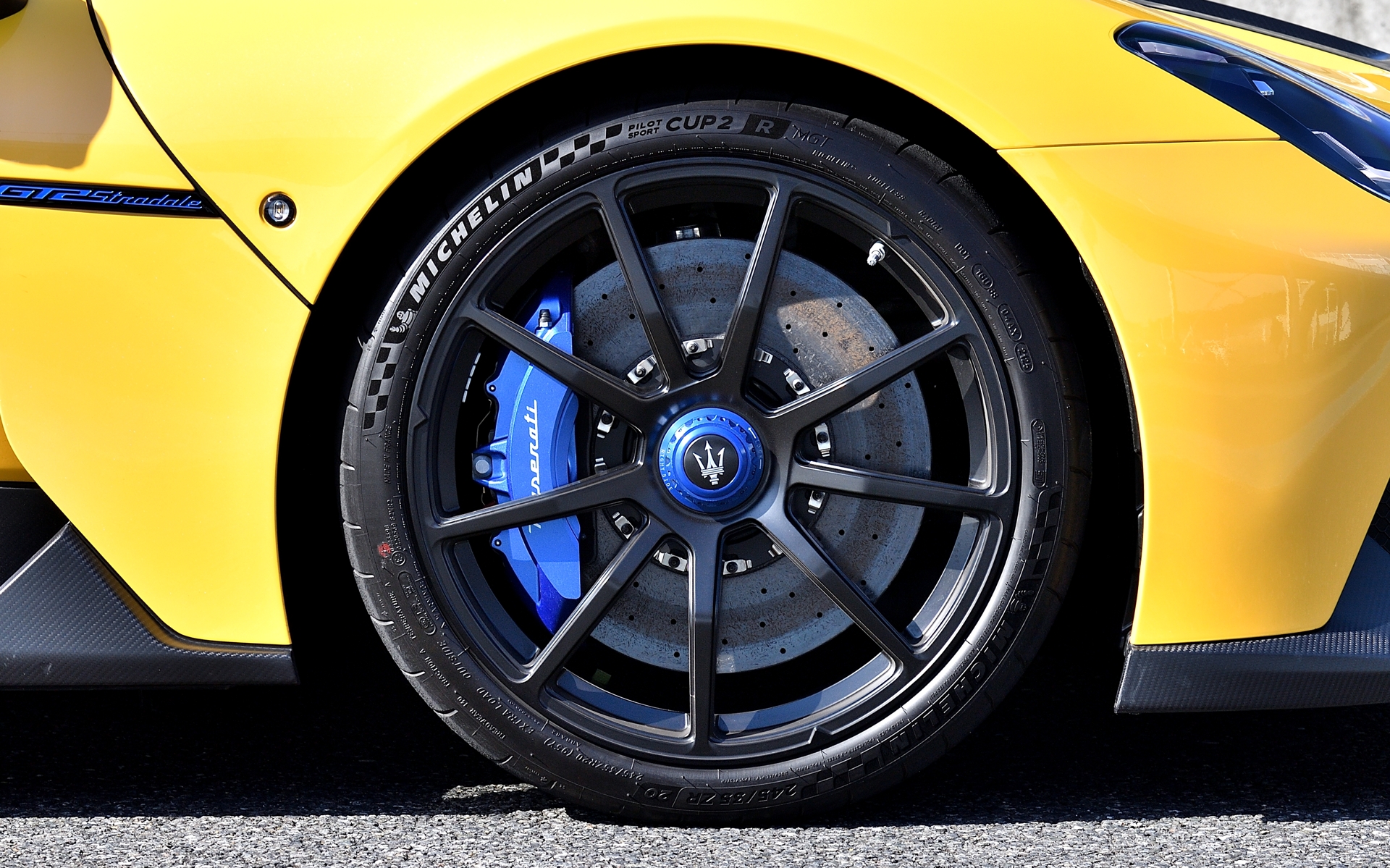 試乗車のタイヤはミシュランの公道も走れるサーキット用タイヤ「Pilot Sport Cup 2 R（パイロットスポーツ カップ2R）」で、サイズはフロントが245/35R20、リアが305/30R20。ホイール4本で18kg、ブレーキシステムで17kgの軽量化を実現している