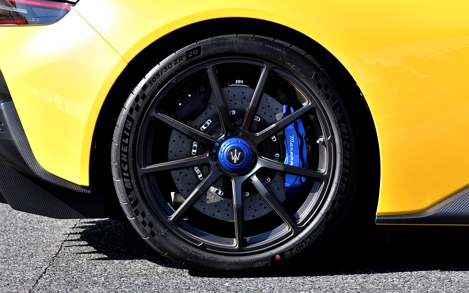 試乗車のタイヤはミシュランの公道も走れるサーキット用タイヤ「Pilot Sport Cup 2 R（パイロットスポーツ カップ2R）」で、サイズはフロントが245/35R20、リアが305/30R20。ホイール4本で18kg、ブレーキシステムで17kgの軽量化を実現している