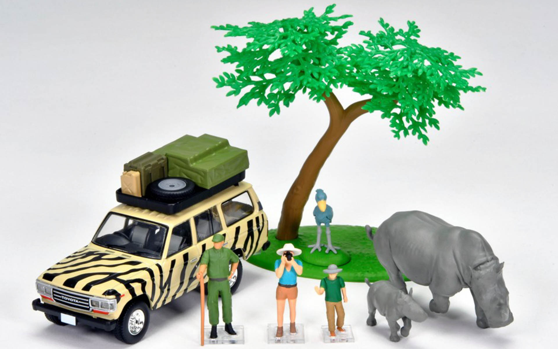 「#カースナップ31a サファリ3」の内容。「トヨタ ランドクルーザー60 キャリア付」のほか、サイ（親）、サイ（子）、ハシビロコウ、ツアーガイド、観光客（親）、観光客（子）、収納ボックス、スペアタイヤ、ジェリカン、アカシアの木がセットとなる