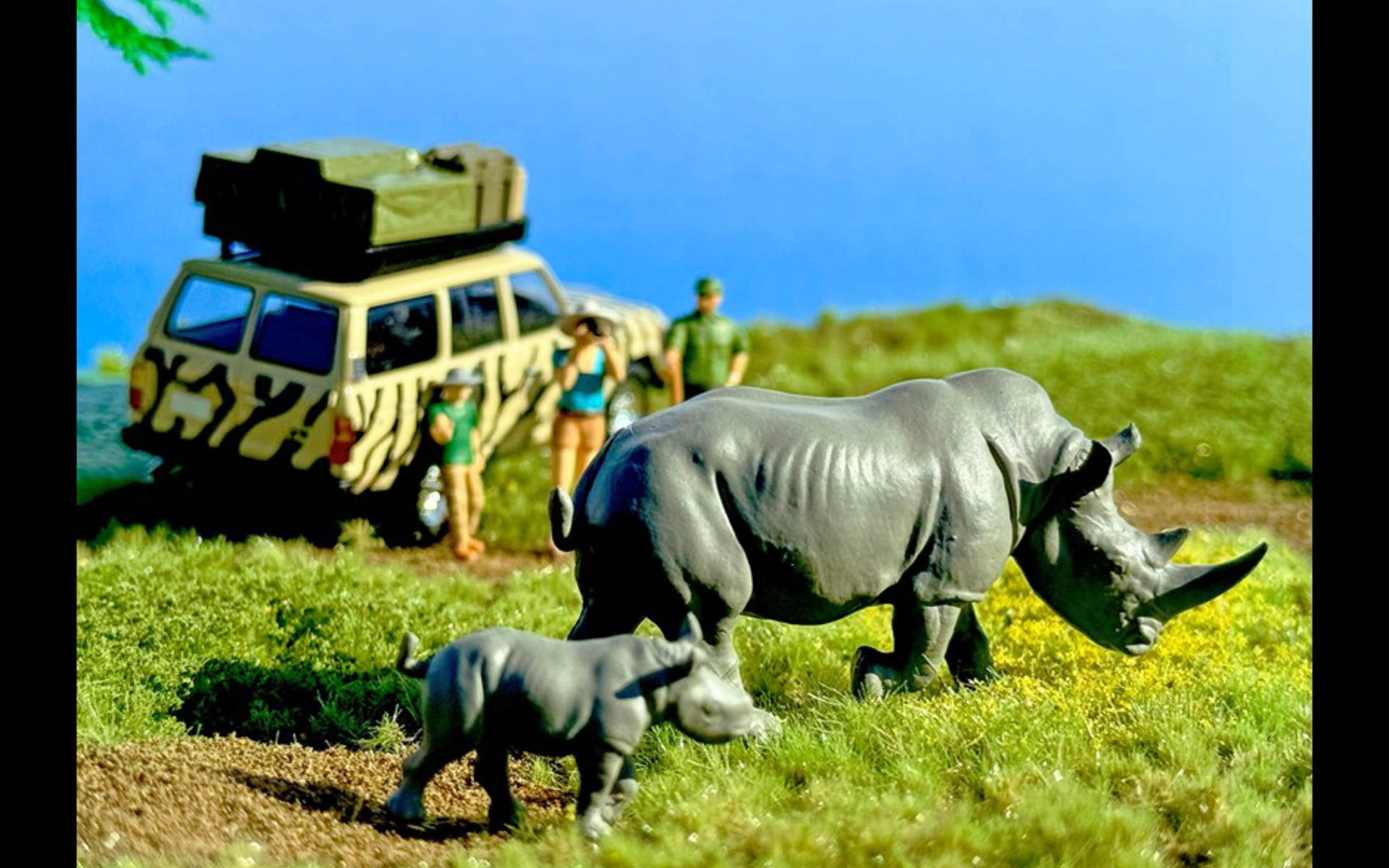 「#カースナップ31a サファリ3」の内容。「トヨタ ランドクルーザー60 キャリア付」のほか、サイ（親）、サイ（子）、ハシビロコウ、ツアーガイド、観光客（親）、観光客（子）、収納ボックス、スペアタイヤ、ジェリカン、アカシアの木がセットとなる