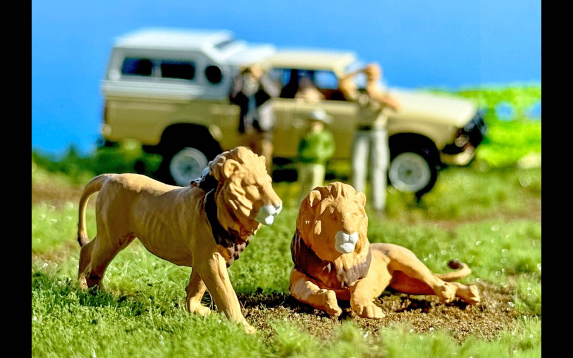 「#カースナップ32a サファリ4」の内容。「ニッサン トラック 4×4 キングキャブ シェル付」のほか、ライオン（座り）、ライオン（歩き）、ハイエナ、ツアーガイド、観光客（親）、観光客（子）、収納ボックス、スペアタイヤ、ジェリカン、低木、岩がセットとなる