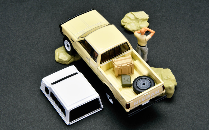 トミカリミテッド ヴィンテージ」と海洋堂監修の動物フィギュアが