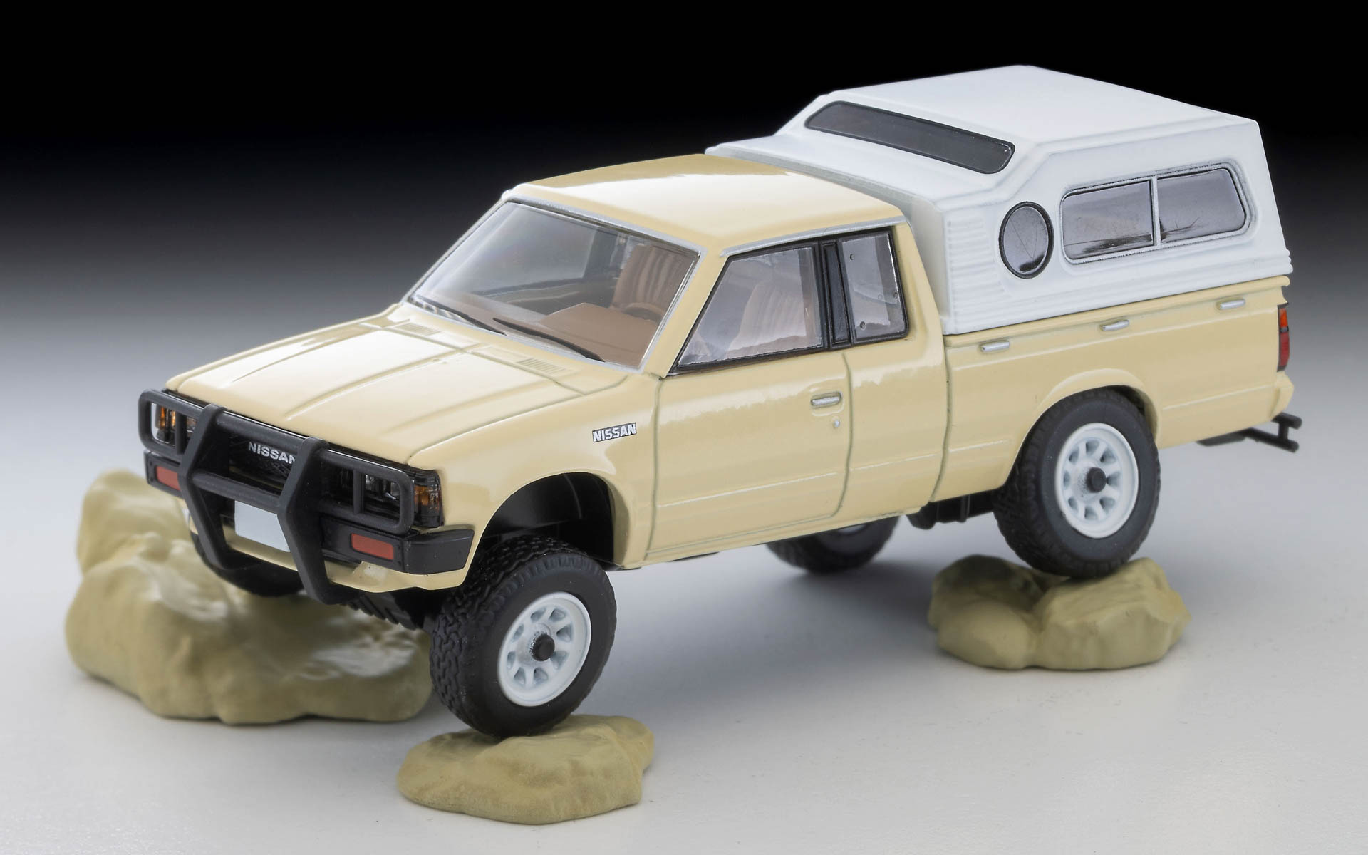 「ニッサン トラック 4×4 キングキャブ」は前後サスペンションが可動する