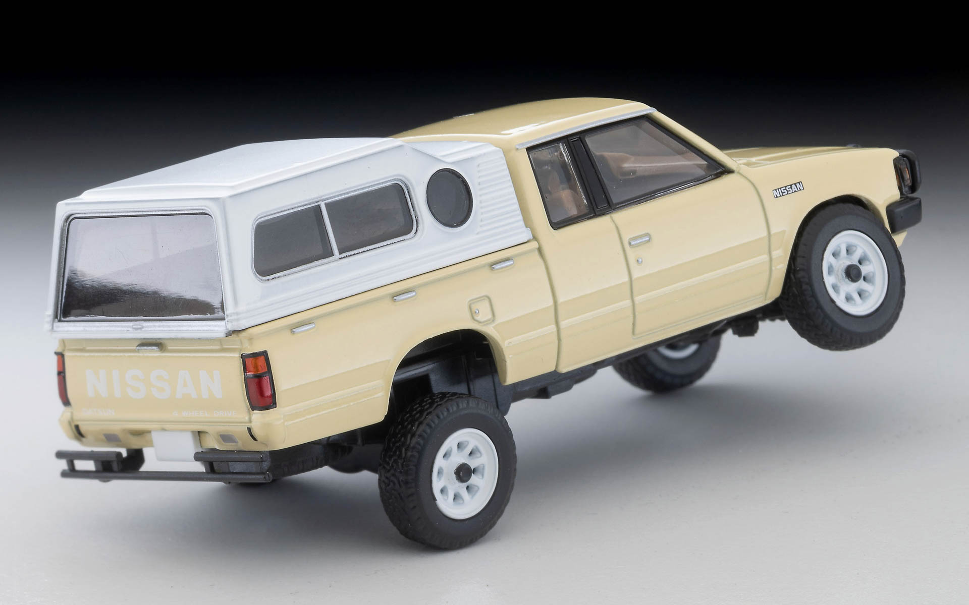 「ニッサン トラック 4×4 キングキャブ」は前後サスペンションが可動する