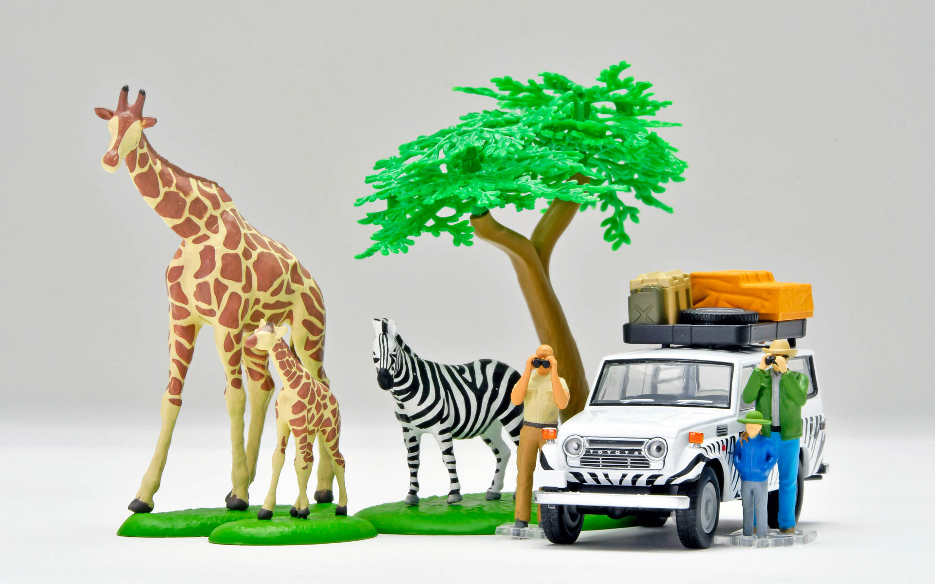 発売中の「#カースナップ 28a サファリ1」