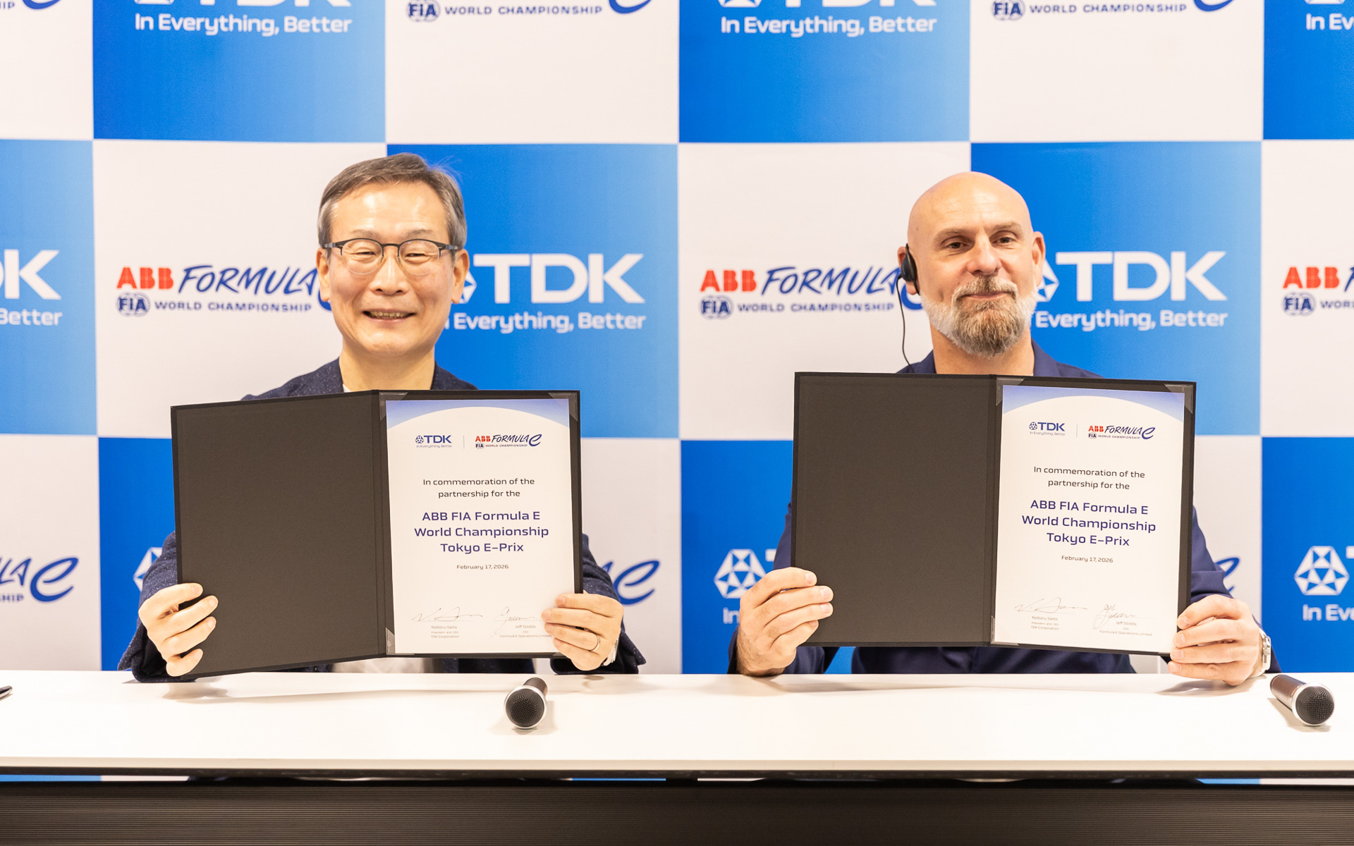 TDK株式会社 代表取締役 社長執行役員CEO 齋藤昇氏（左）とフォーミュラE 共同創設者 兼 チーフ・チャンピオンシップ・オフィサーのアルベルト・ロンゴ氏（右）