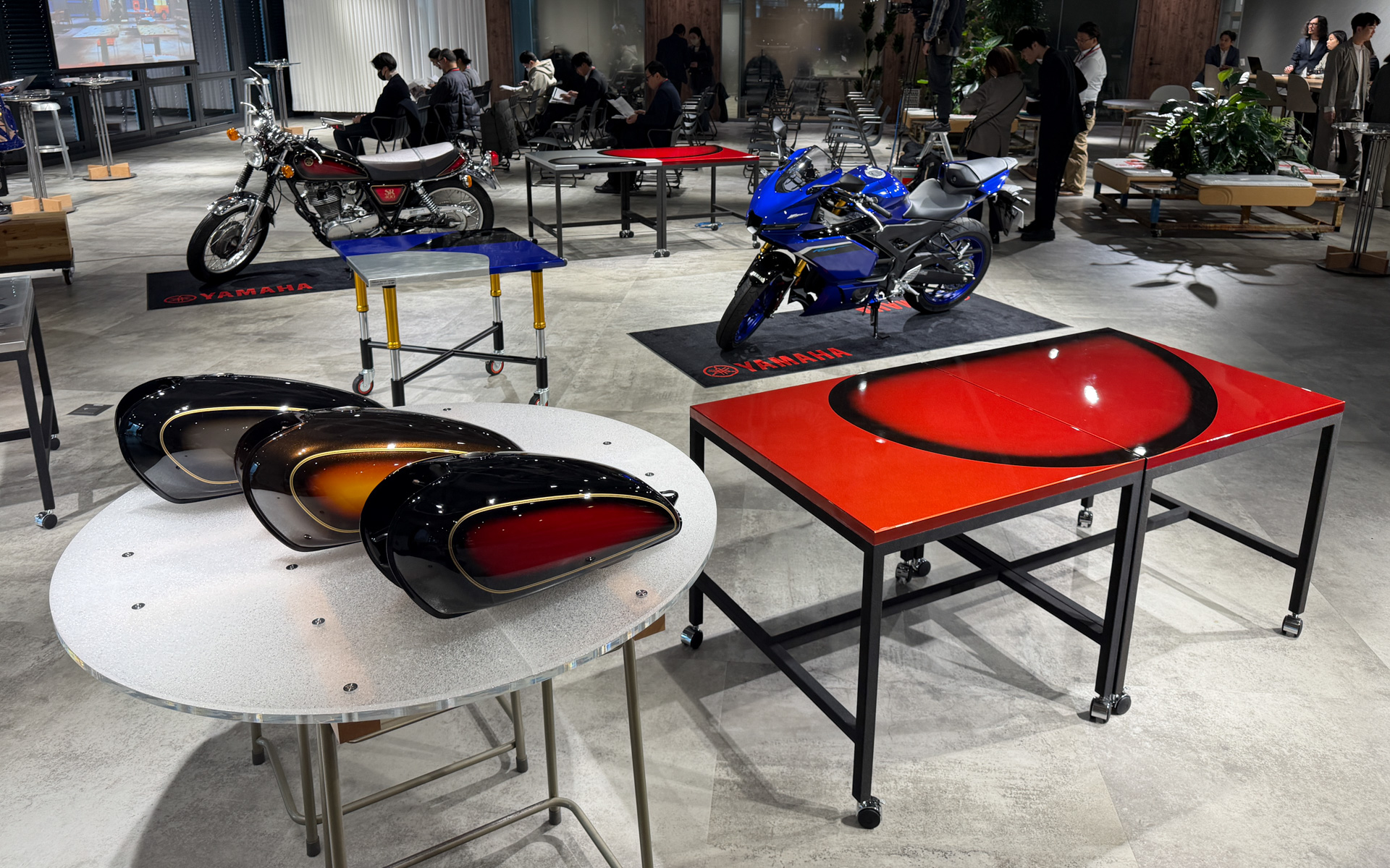 名車SR400の「サンバースト塗装」を未来に伝える塗装テーブル「SRシリーズモデル」