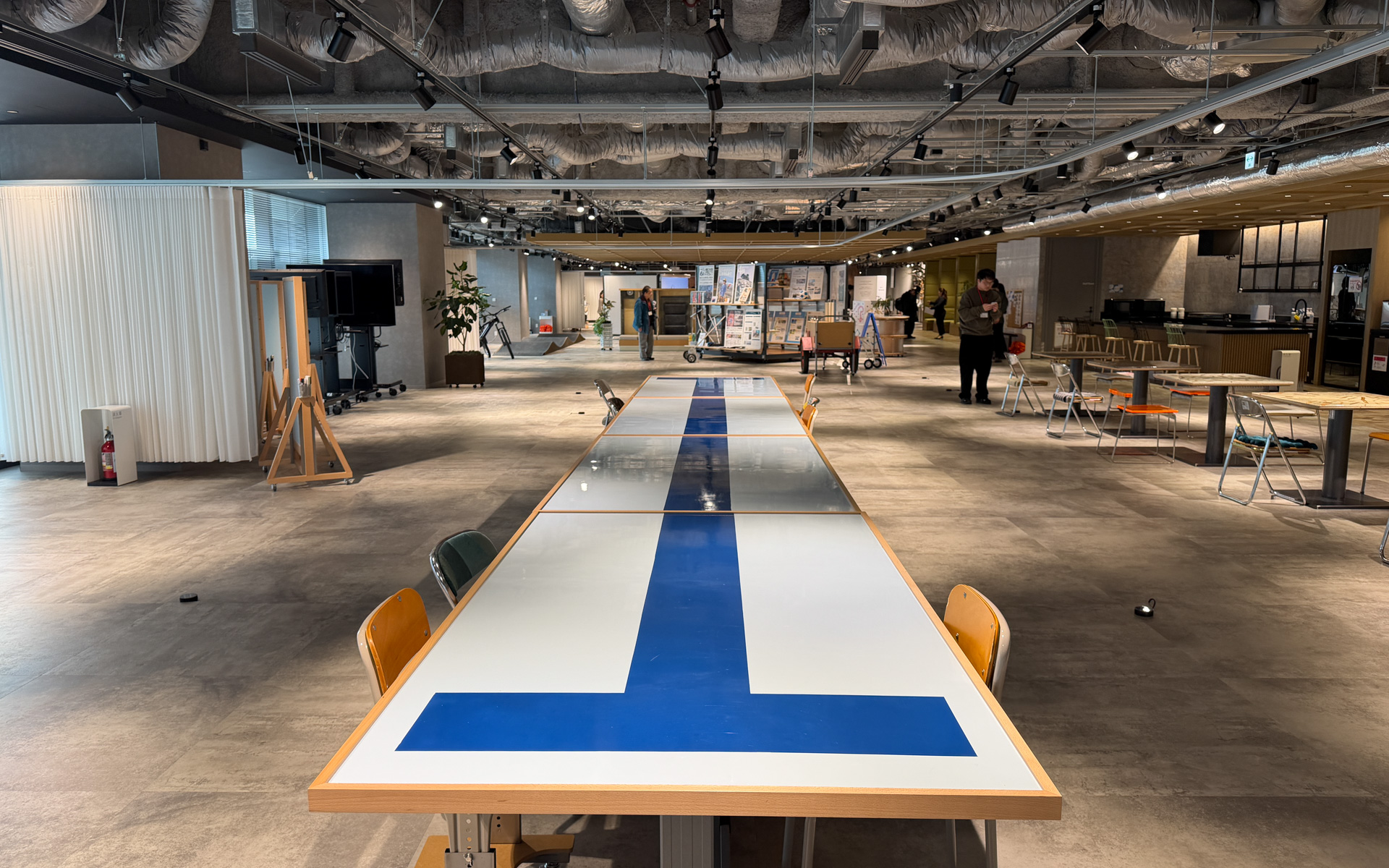 プール事業から撤退した際に発生したプール廃材を使用したテーブル