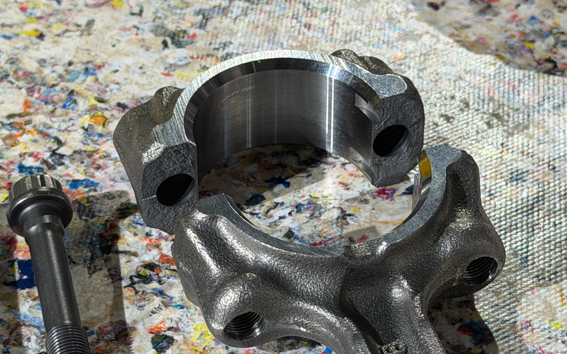 コンロッドは元々は1つの部品であるものを、あえて破断させて再びボルトで締結される。破断面がコンロッドごとに1つ1つ異なることなども説明された