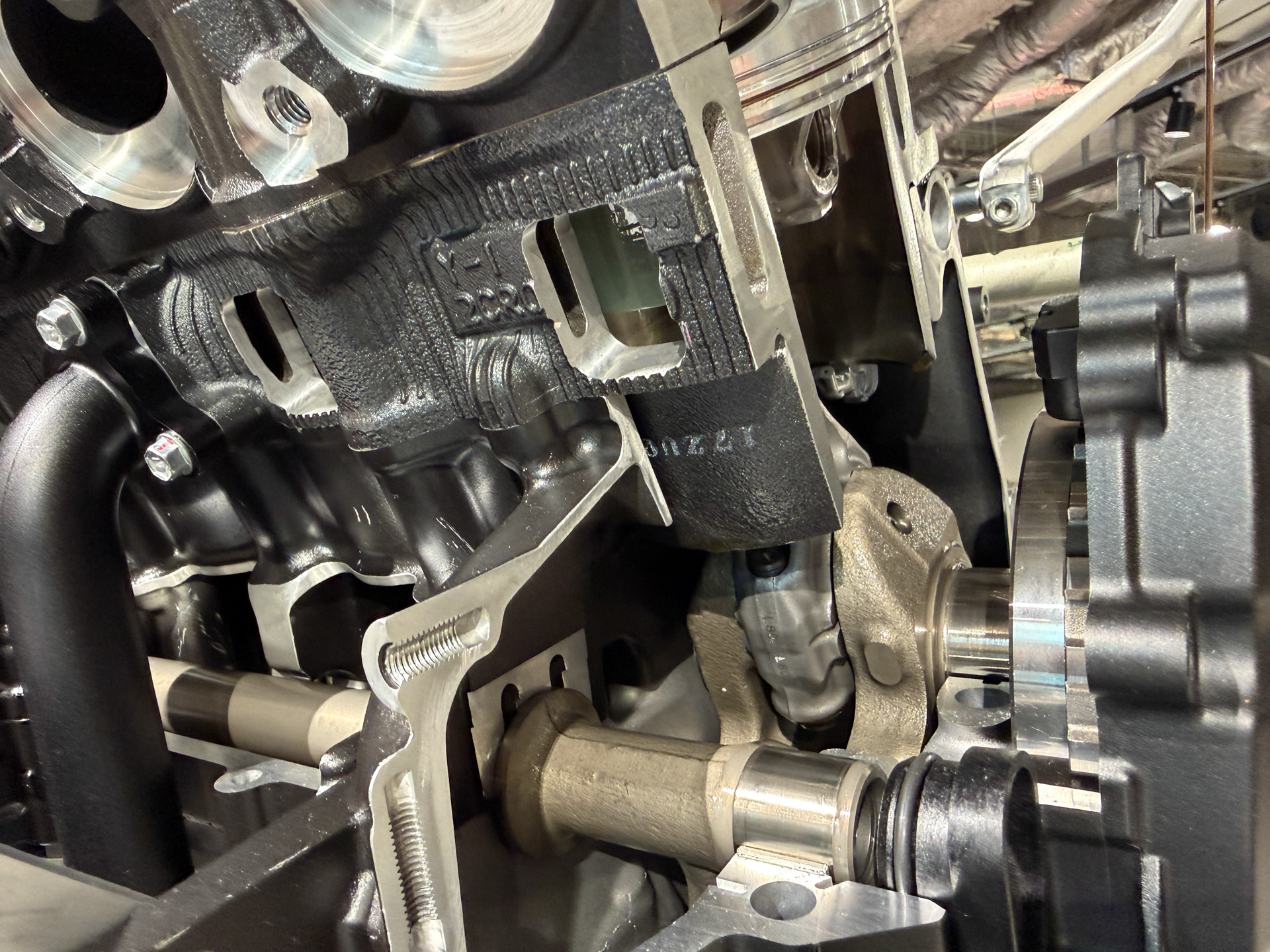 エンジン内で高回転で使用されるコンロッドについて、その技術を伝えるために栓抜きを用意したという