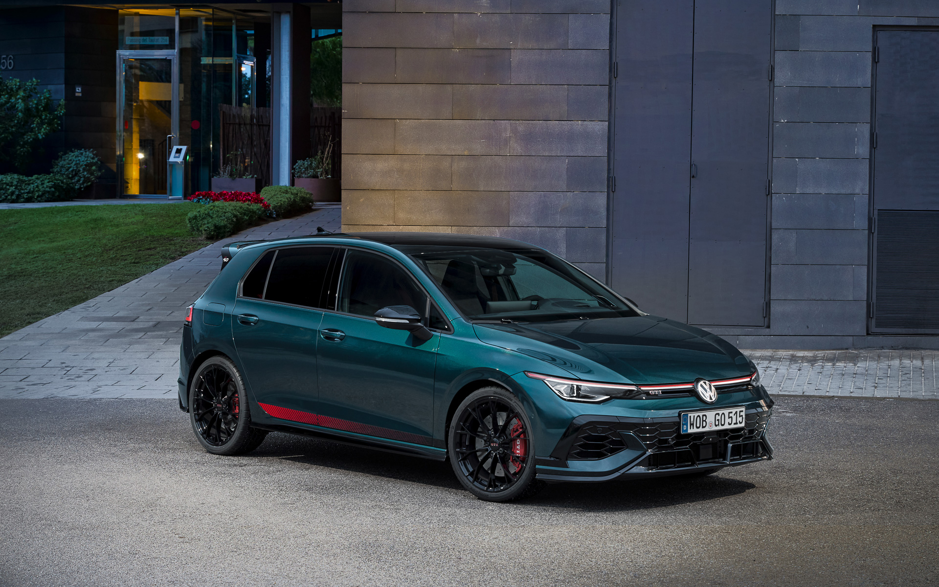 「ゴルフGTI エディション50」は直列4気筒ターボ「EA888 evo4」エンジンを搭載し、最高出力325PS/5500rpm、最大トルク420Nm/2000ｰ5400rpmを発生