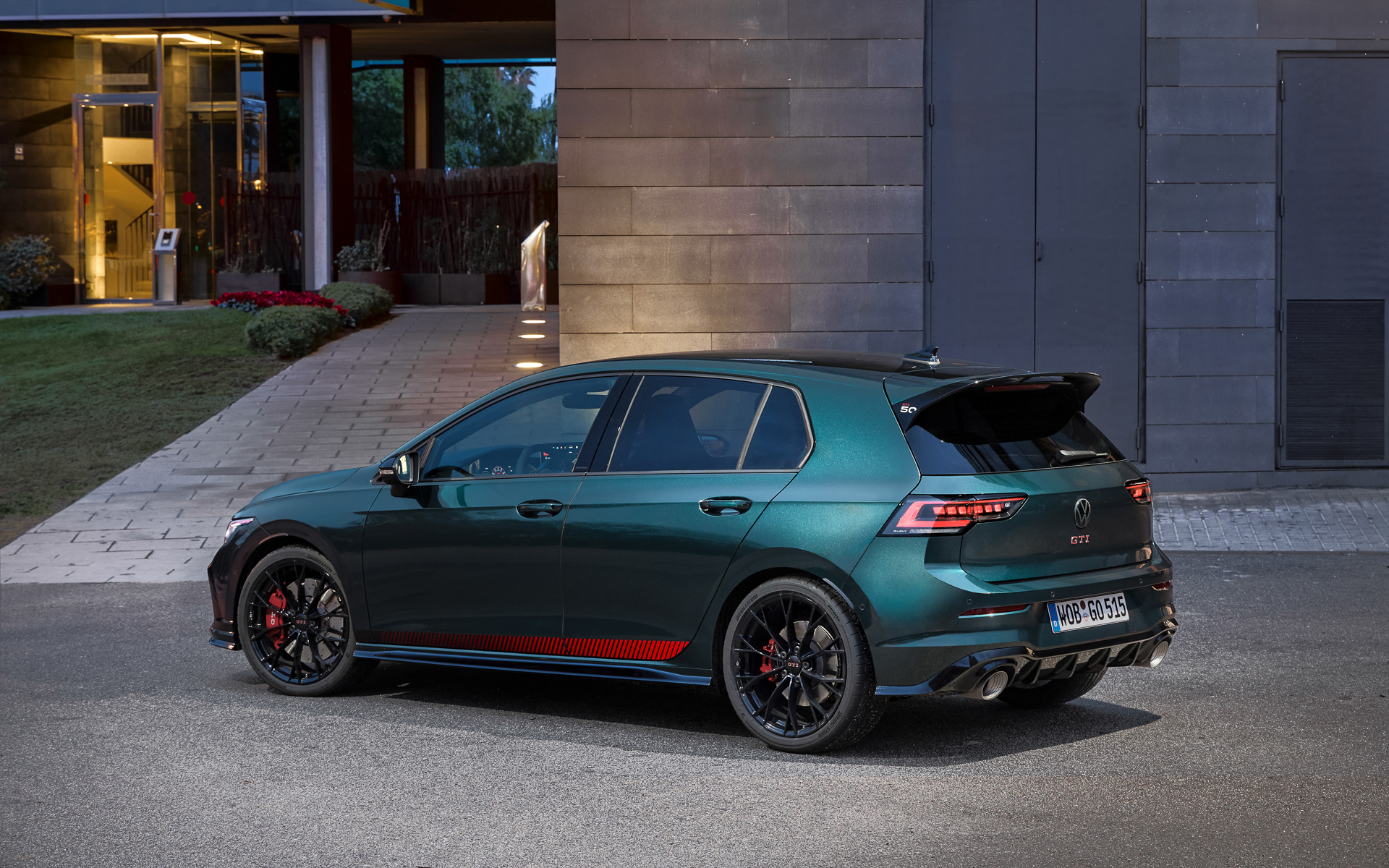 「ゴルフGTI エディション50」は直列4気筒ターボ「EA888 evo4」エンジンを搭載し、最高出力325PS/5500rpm、最大トルク420Nm/2000ｰ5400rpmを発生