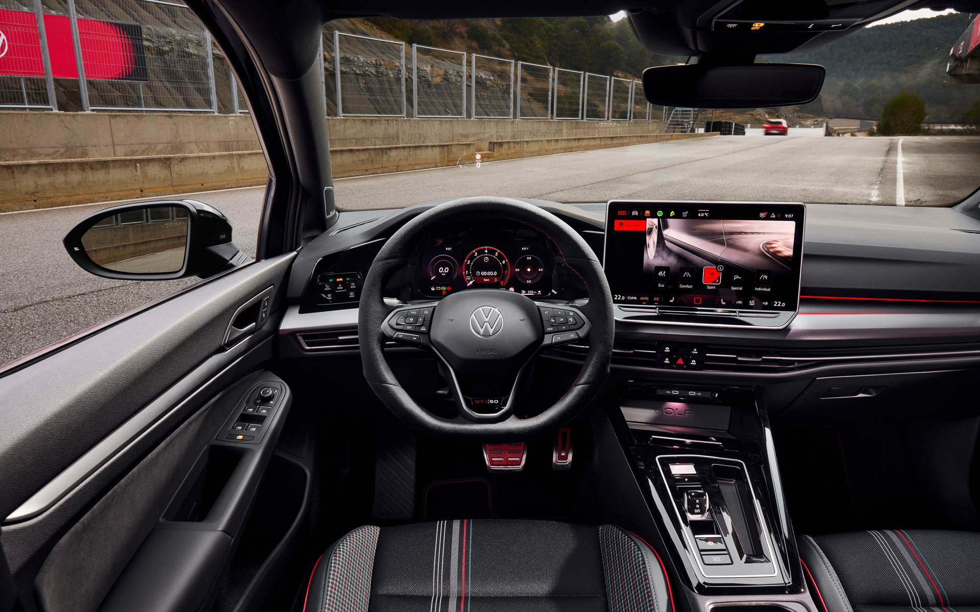 ゴルフGTI エディション50のインテリアはレーシーなしつらえ