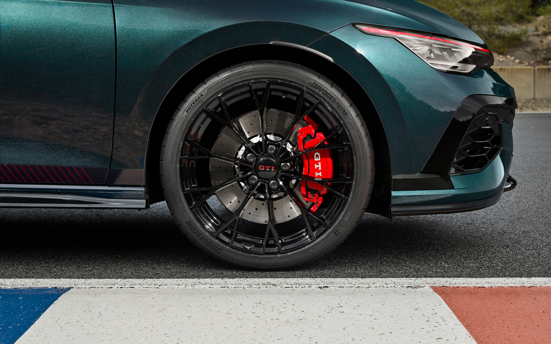 ゴルフGTI エディション50が装着する19インチホイールにはブリヂストンのセミスリックタイヤ「ポテンザ レース」（235/35R19）をセット