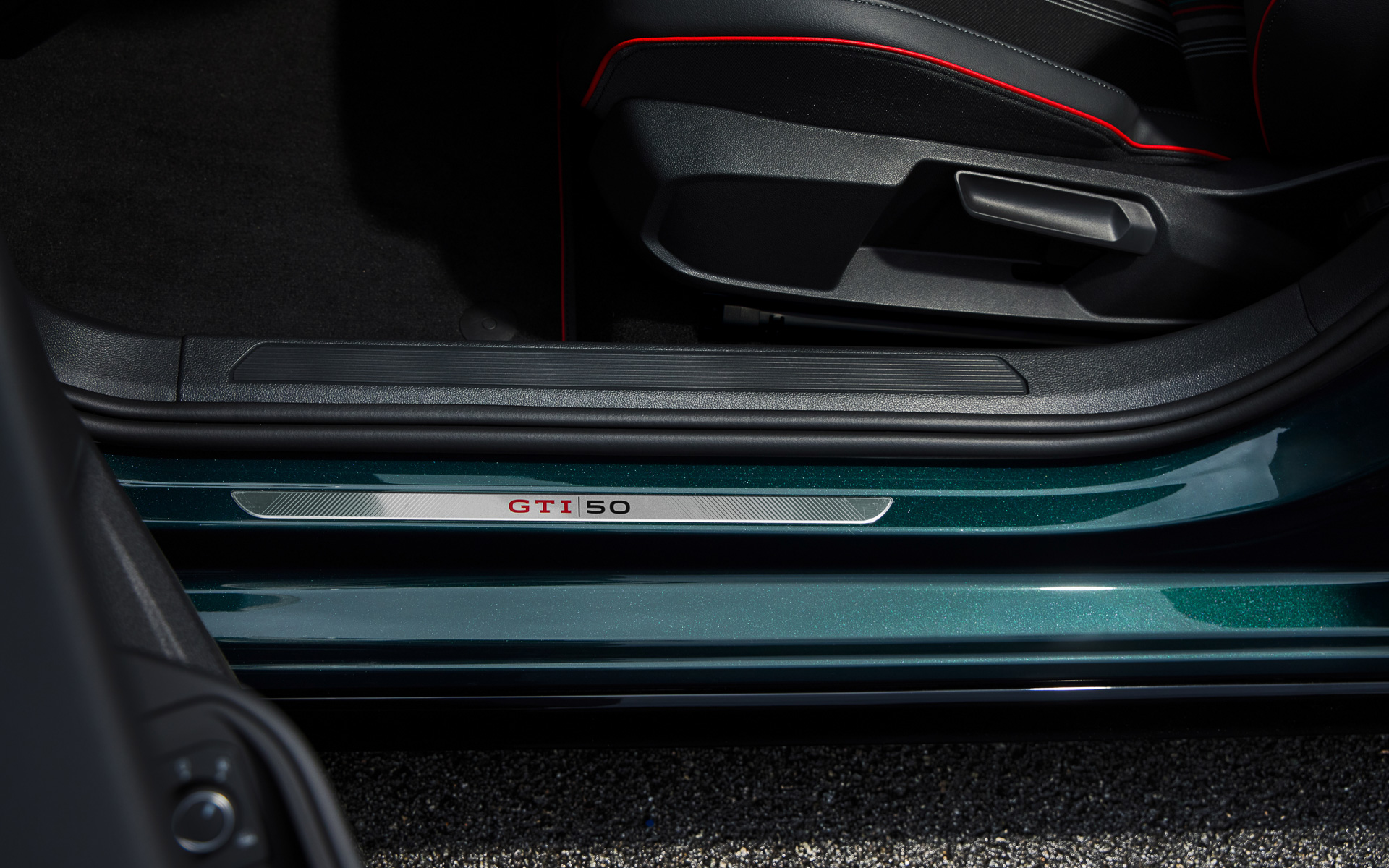 ゴルフGTI エディション50のインテリアはレーシーなしつらえ