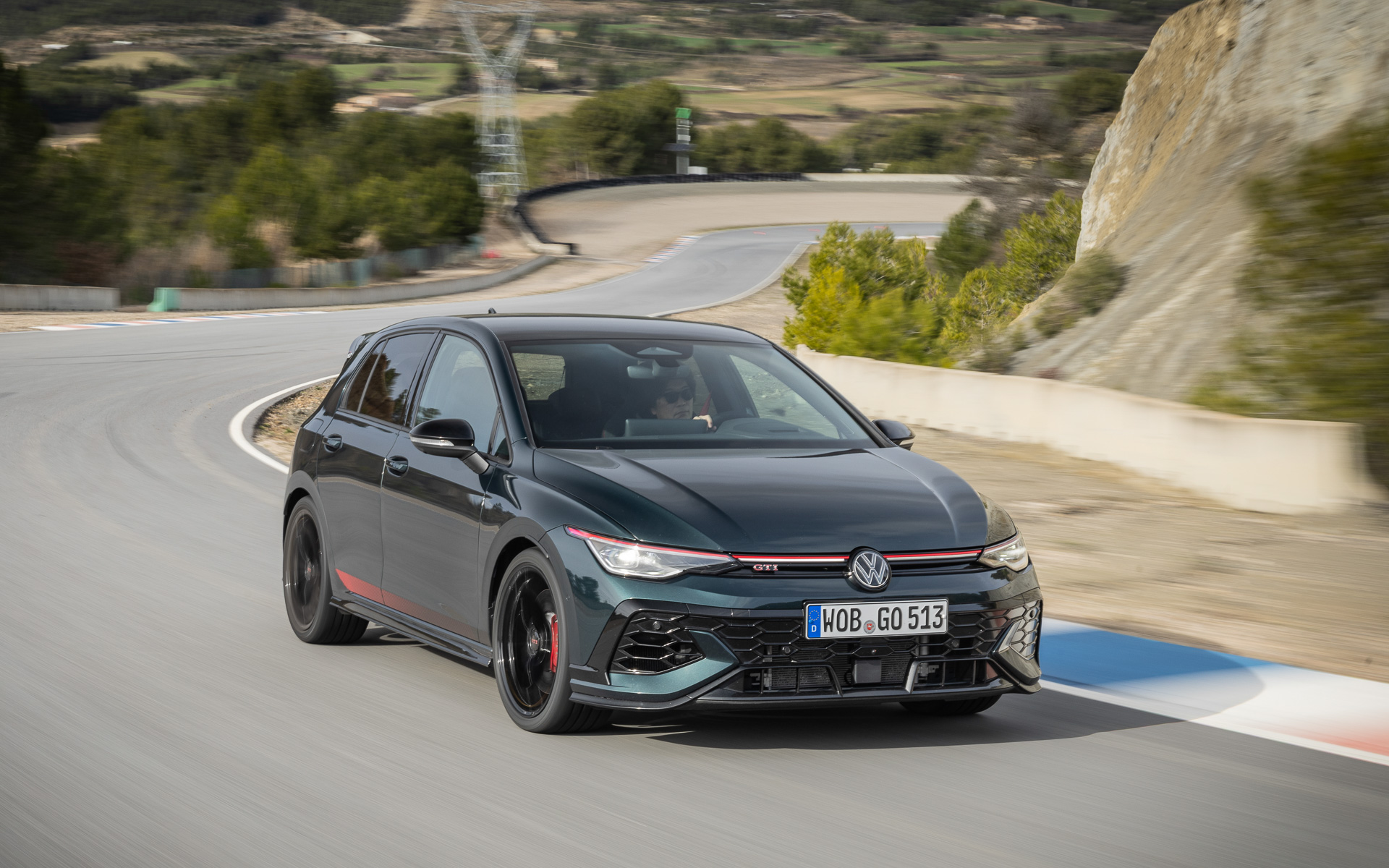 ターンインにおけるノーズの入りやすさは市販FWDモデルとしては極上の部類