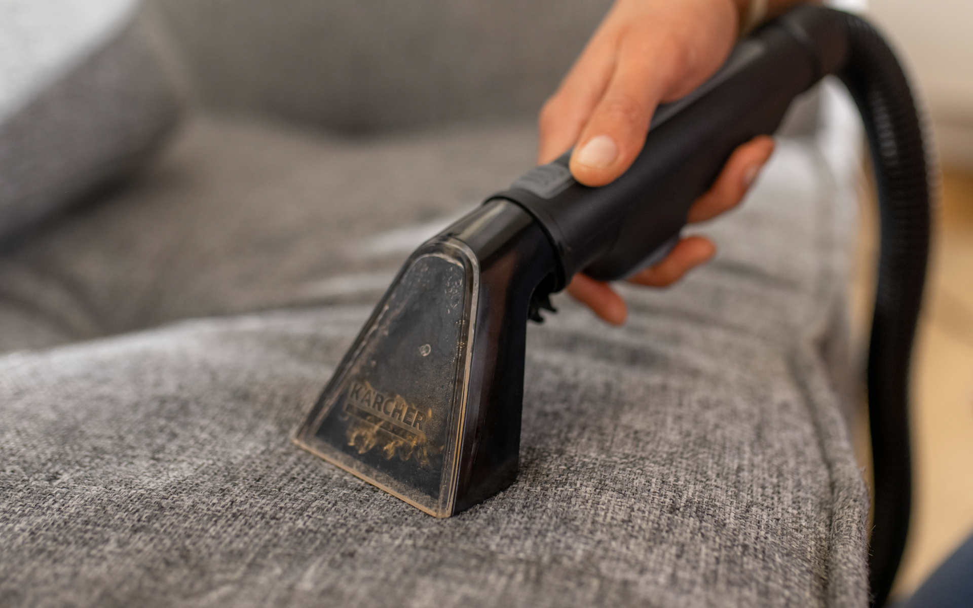 洗浄水を吹き付けて浮かせた汚れを、強力な吸引力で回収。洗浄後の残留水分を最小限に抑え、乾燥時間を短縮。清掃後も短時間で、すぐに使える状態に仕上げてくれる