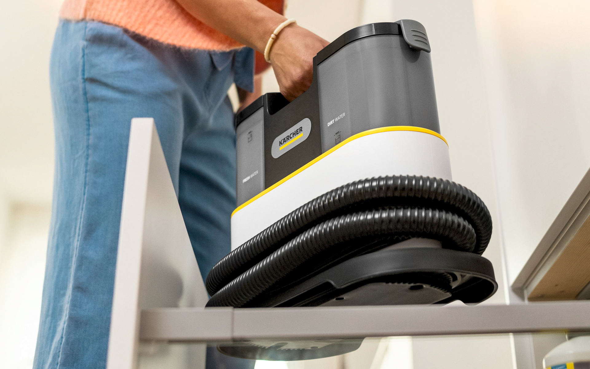 電源コードやサクションホース、ノズルなどの付属品をすべて本体にまとめて収納できるため、棚やクローゼットへの収まりがよく、散らばりやすい付属品も本体に一括して収められるのもポイント