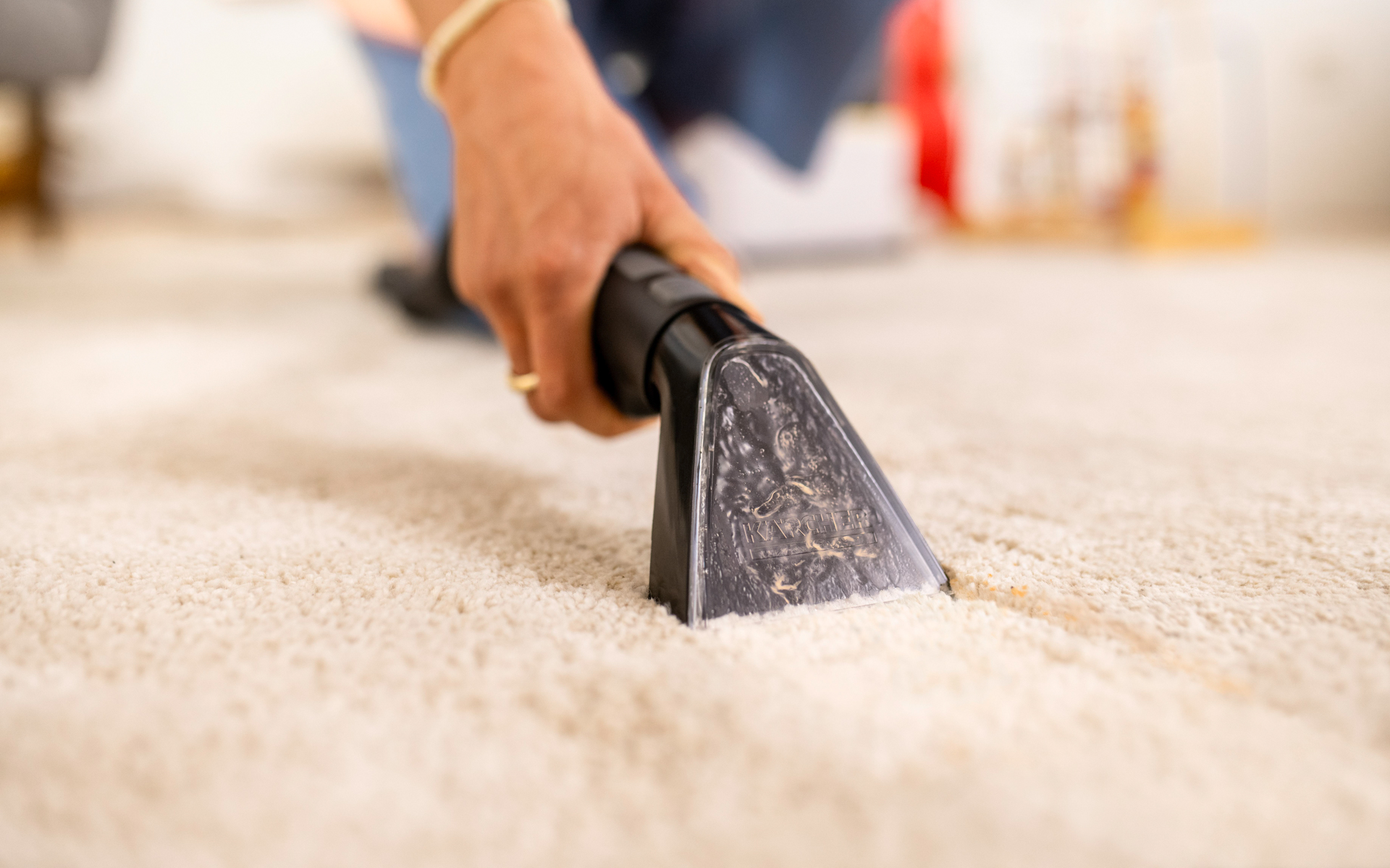 自宅のソファや絨毯もサッとクリーニング可能