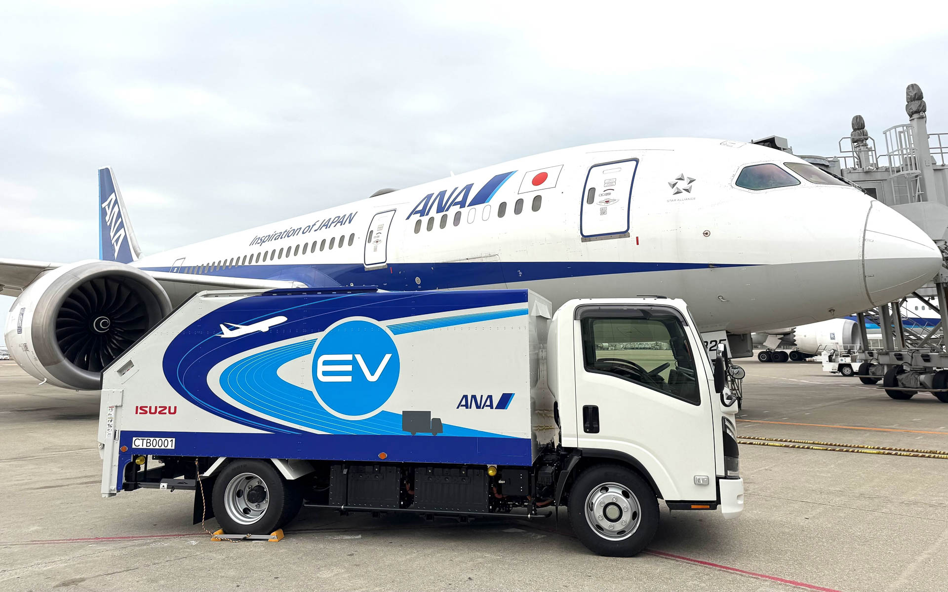 羽田空港と新千歳空港に「エルフEV」を導入