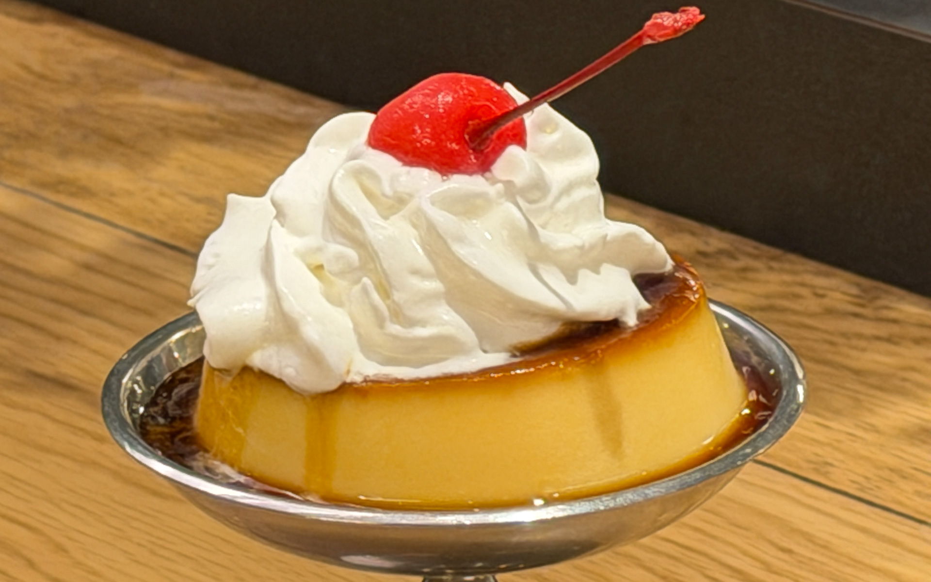 生クリームたっぷりで提供されるプロントの「かなり固めのクラシックプリン」