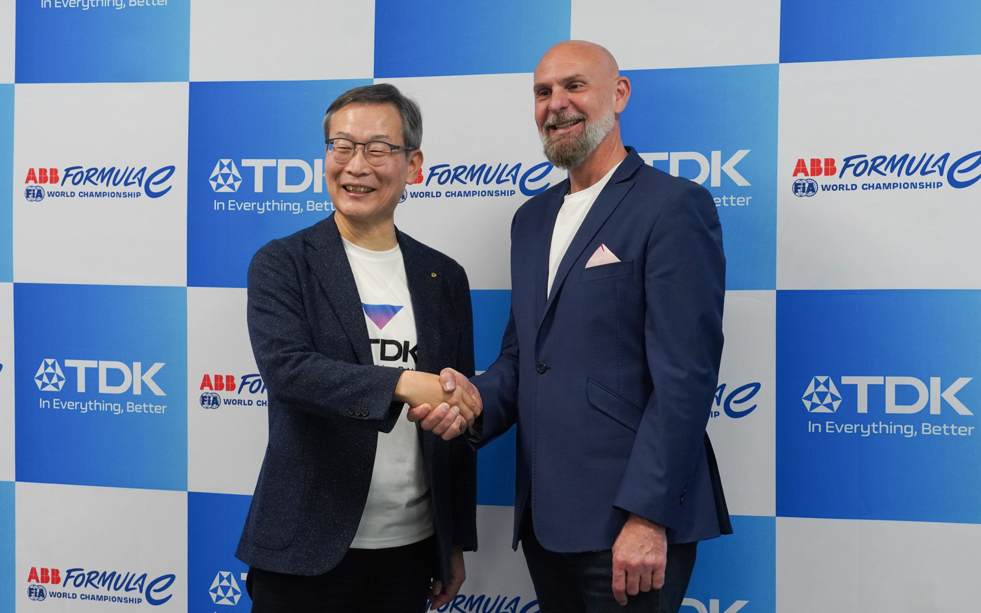 共同会見は終始、和やかな雰囲気のもとで行なわれた