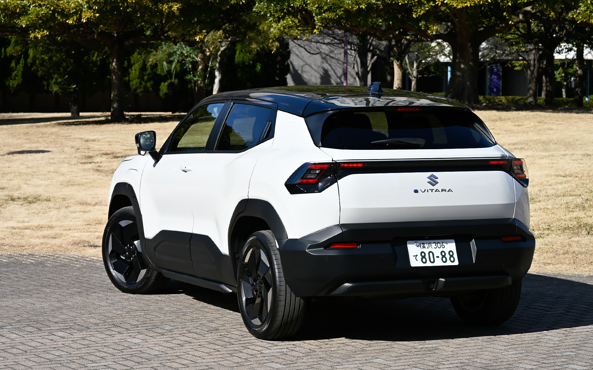 スズキ初のバッテリEV（電気自動車）となるeビターラ。ボディサイズは4275×1800×1640mm（全長×全幅×全高）、ホイールベースは2700mm。最低地上高は185mmを確保している。車両重量は1700～1890kg。ロングホイールベース化、タイヤの大径化にもかかわらず、最小回転半径は5.2mを実現