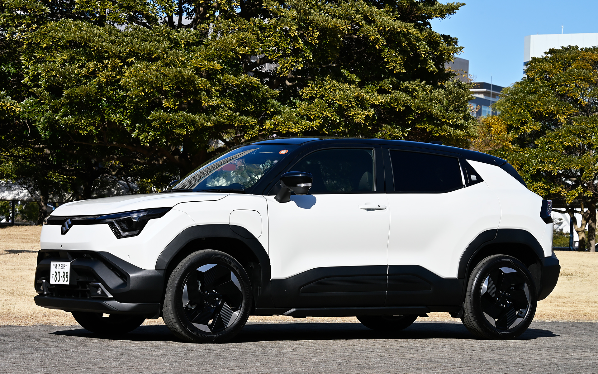 エクステリアデザインは「ハイテク＆アドベンチャー」をテーマに多角形や多面体構造を採用してSUVの力強さを、ライト類のクリアレンズやブルーの差し色などでBEVの先進感を表現。空力と軽量化を両立させた樹脂製ガーニッシュを採用した18インチアルミホイールを装着。組み合わせるタイヤは、225/55R18サイズのグッドイヤー「EfficientGrip 2 SUV」