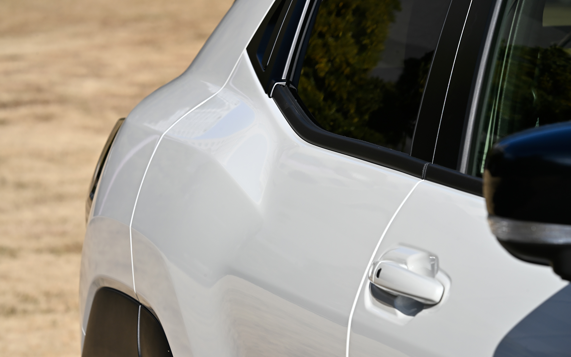 エクステリアデザインは「ハイテク＆アドベンチャー」をテーマに多角形や多面体構造を採用してSUVの力強さを、ライト類のクリアレンズやブルーの差し色などでBEVの先進感を表現。空力と軽量化を両立させた樹脂製ガーニッシュを採用した18インチアルミホイールを装着。組み合わせるタイヤは、225/55R18サイズのグッドイヤー「EfficientGrip 2 SUV」