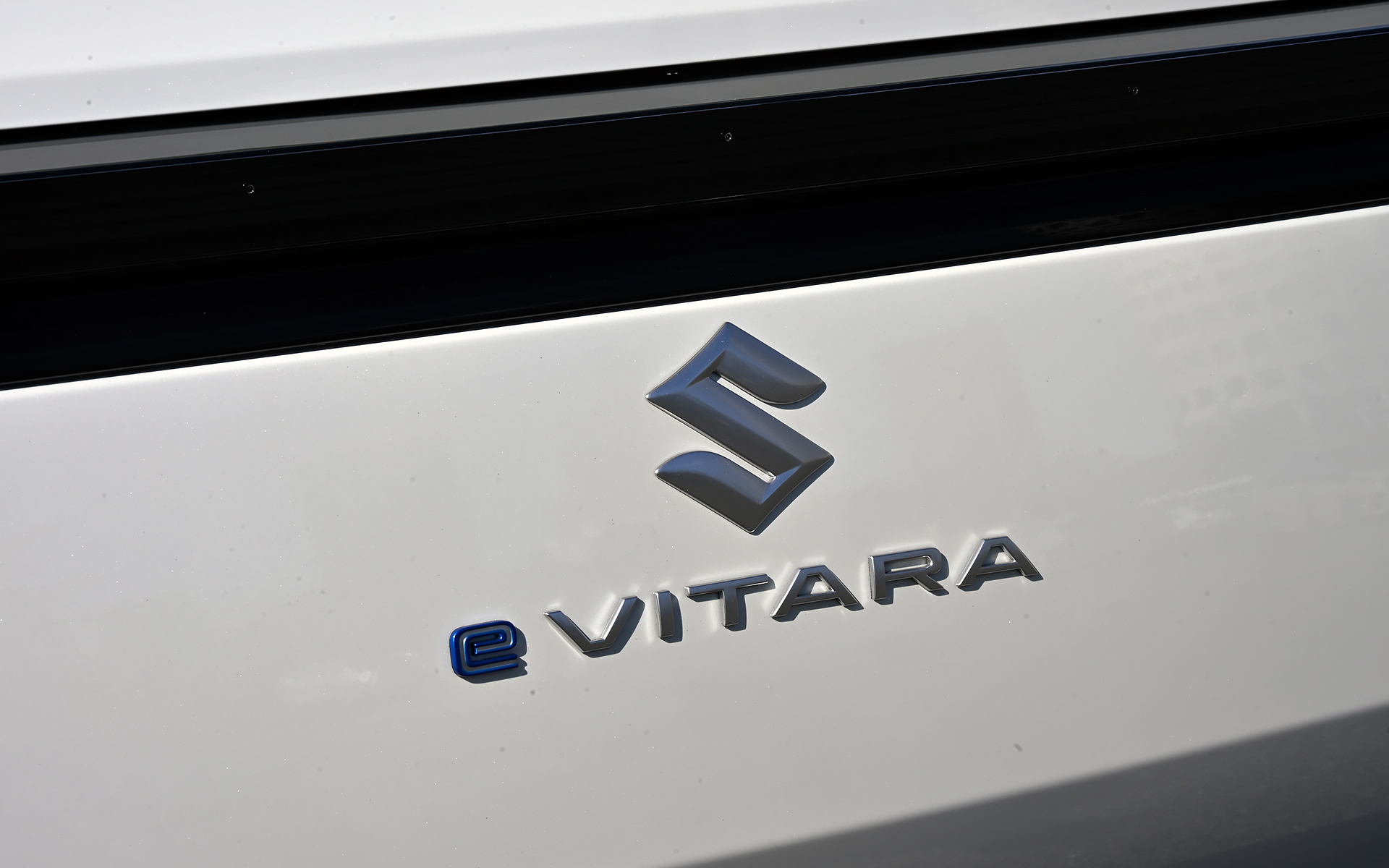 エクステリアデザインは「ハイテク＆アドベンチャー」をテーマに多角形や多面体構造を採用してSUVの力強さを、ライト類のクリアレンズやブルーの差し色などでBEVの先進感を表現。空力と軽量化を両立させた樹脂製ガーニッシュを採用した18インチアルミホイールを装着。組み合わせるタイヤは、225/55R18サイズのグッドイヤー「EfficientGrip 2 SUV」