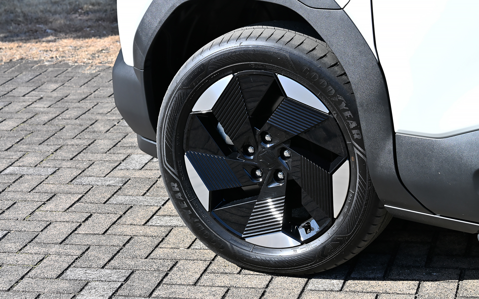 エクステリアデザインは「ハイテク＆アドベンチャー」をテーマに多角形や多面体構造を採用してSUVの力強さを、ライト類のクリアレンズやブルーの差し色などでBEVの先進感を表現。空力と軽量化を両立させた樹脂製ガーニッシュを採用した18インチアルミホイールを装着。組み合わせるタイヤは、225/55R18サイズのグッドイヤー「EfficientGrip 2 SUV」