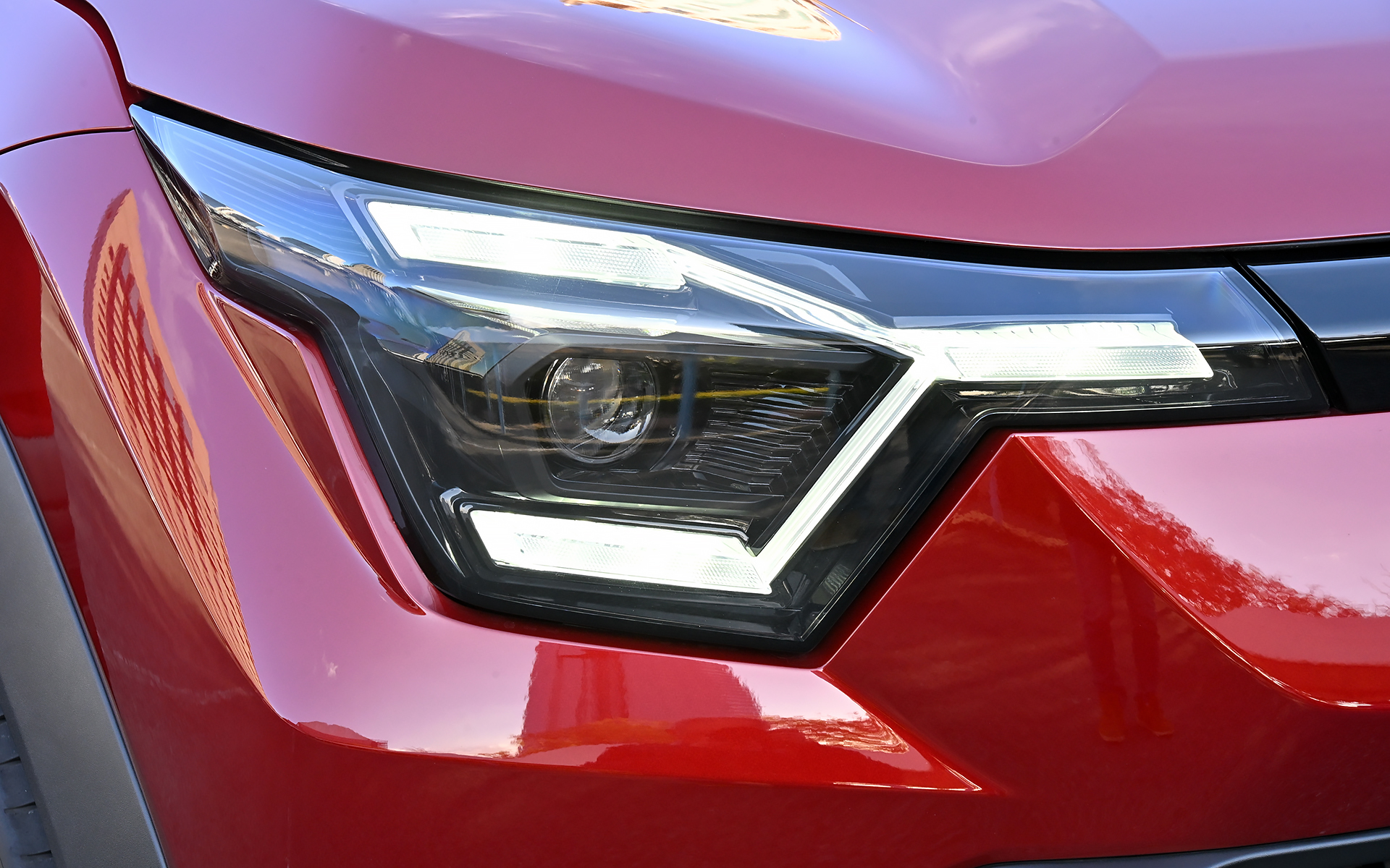 ヘッドライトの点灯パターン。ウインカーはY字に光る