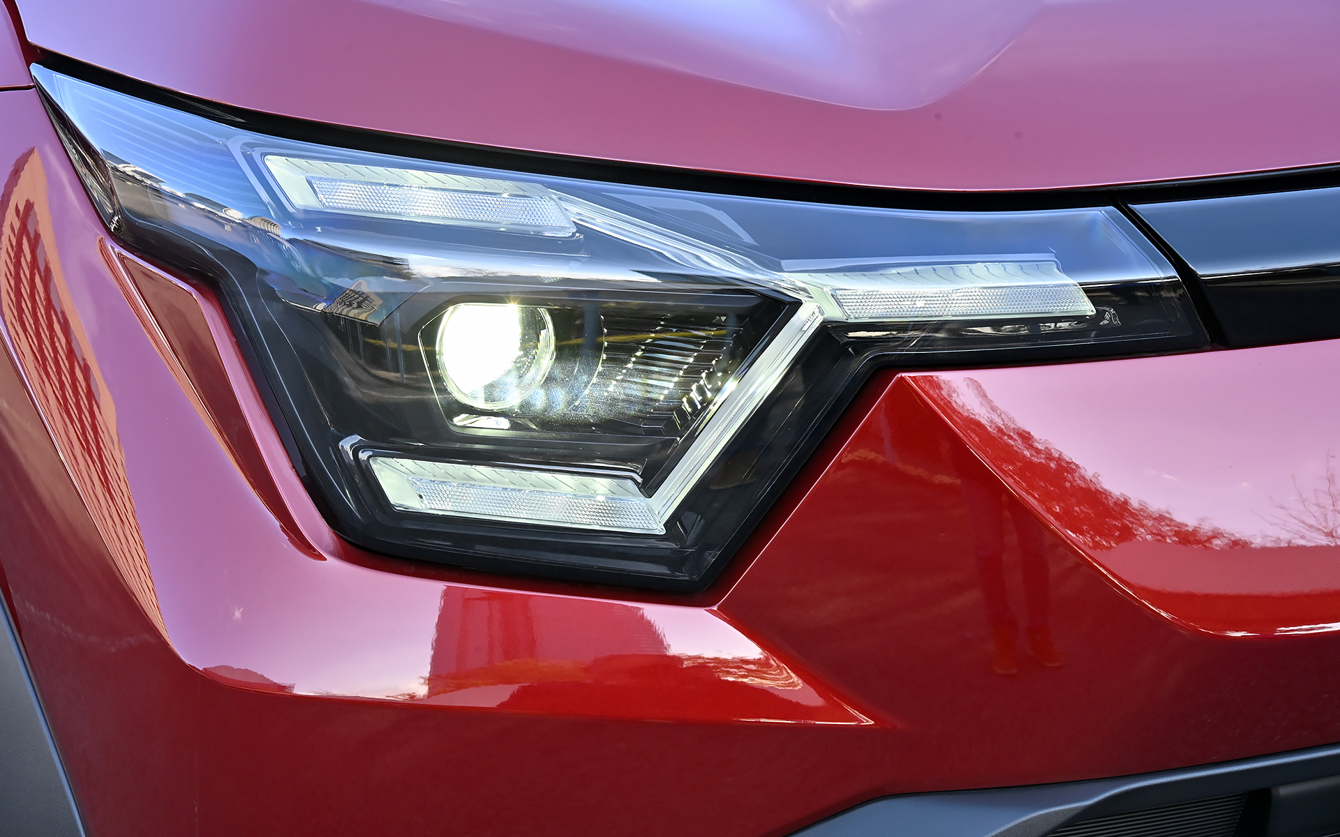 ヘッドライトの点灯パターン。ウインカーはY字に光る