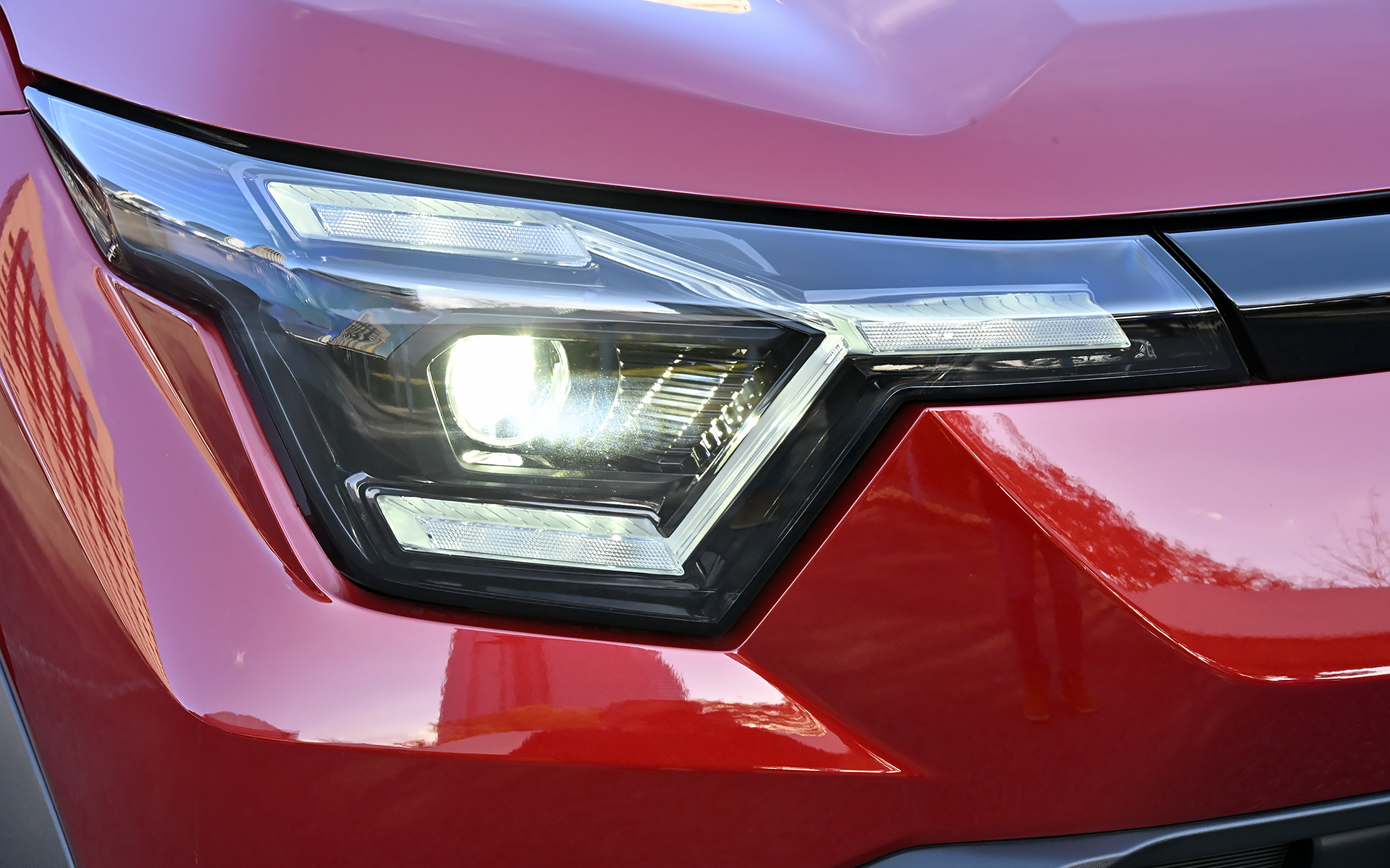 ヘッドライトの点灯パターン。ウインカーはY字に光る