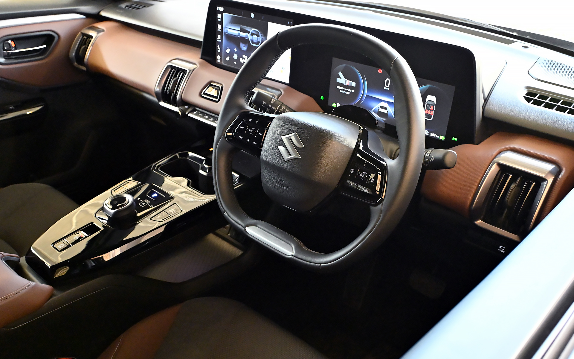 シルバー加飾付きのレザーステアリングを全車標準装備