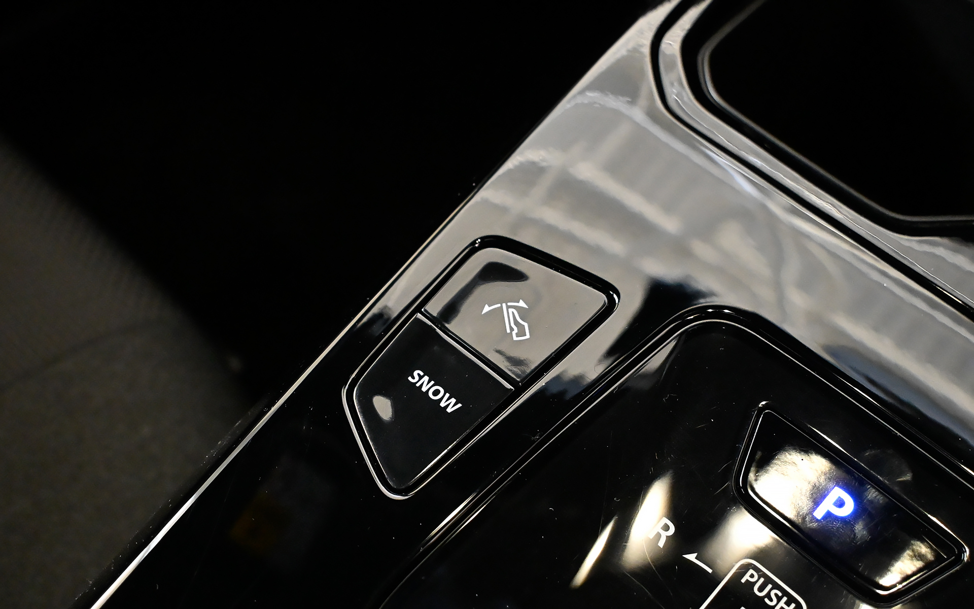 アクセルペダルの操作のみで加減速をコントロールできる「イージードライブペダル」のスイッチを配置。SNOWモードのスイッチは2WDモデル専用。4WDモデルではヒルディセントコントロールスイッチとなる