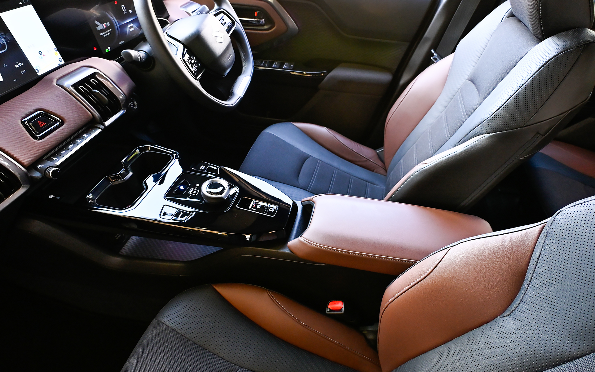 センターコンソールは2段になっている