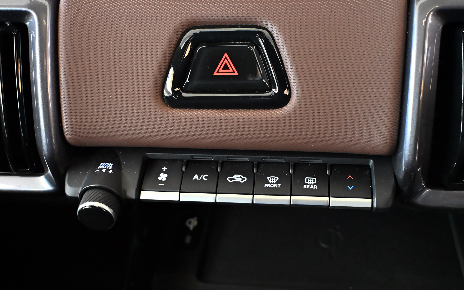 エアコン関連の操作は物理スイッチ以外に10.1インチセンターディスプレイでも操作可能