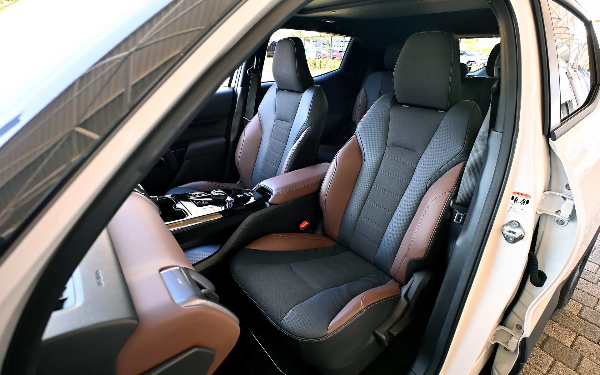 2WDと4WDモデルに設定されるZグレードではレザー調＆ファブリックのシート表皮