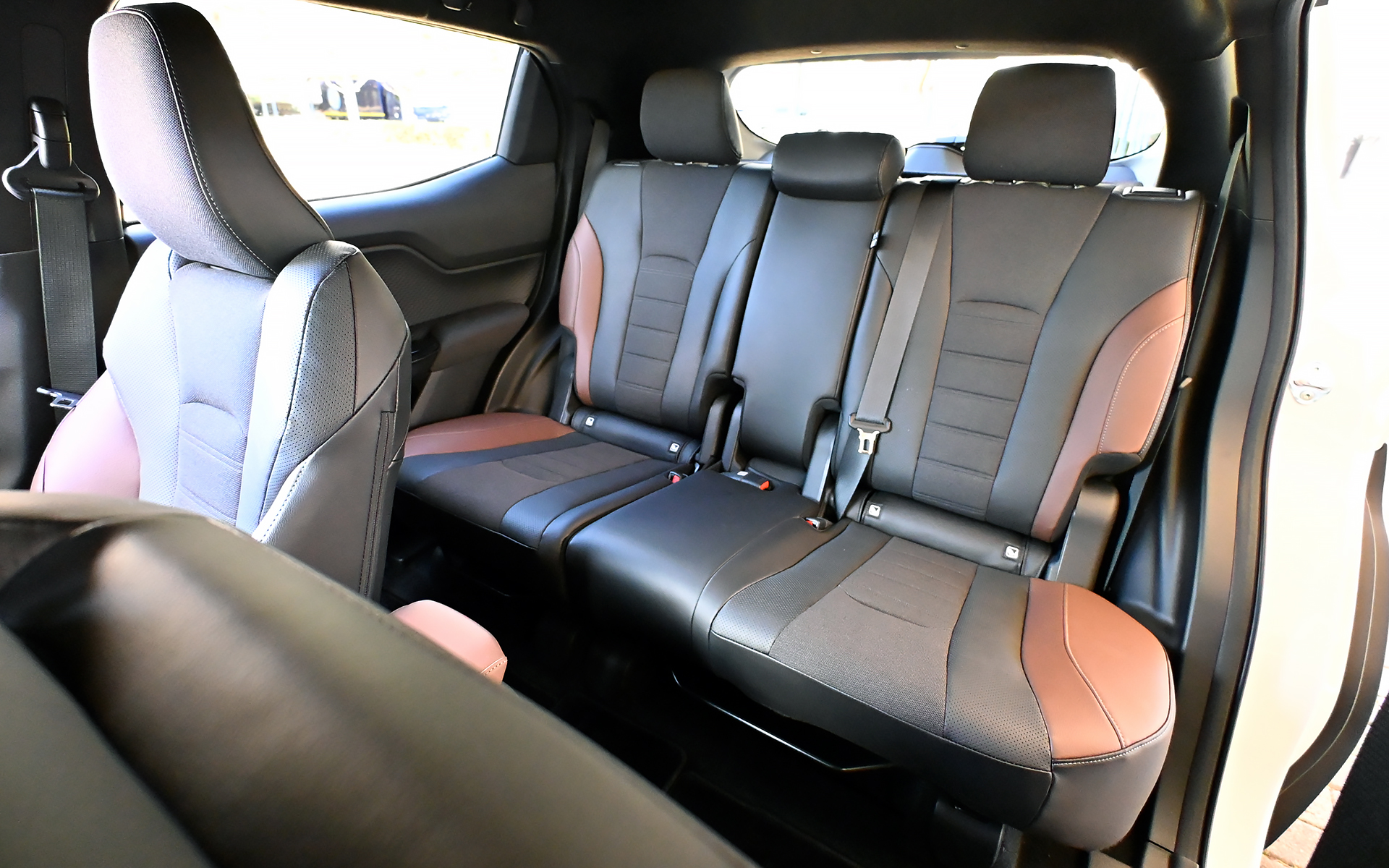 2WDと4WDモデルに設定されるZグレードではレザー調＆ファブリックのシート表皮