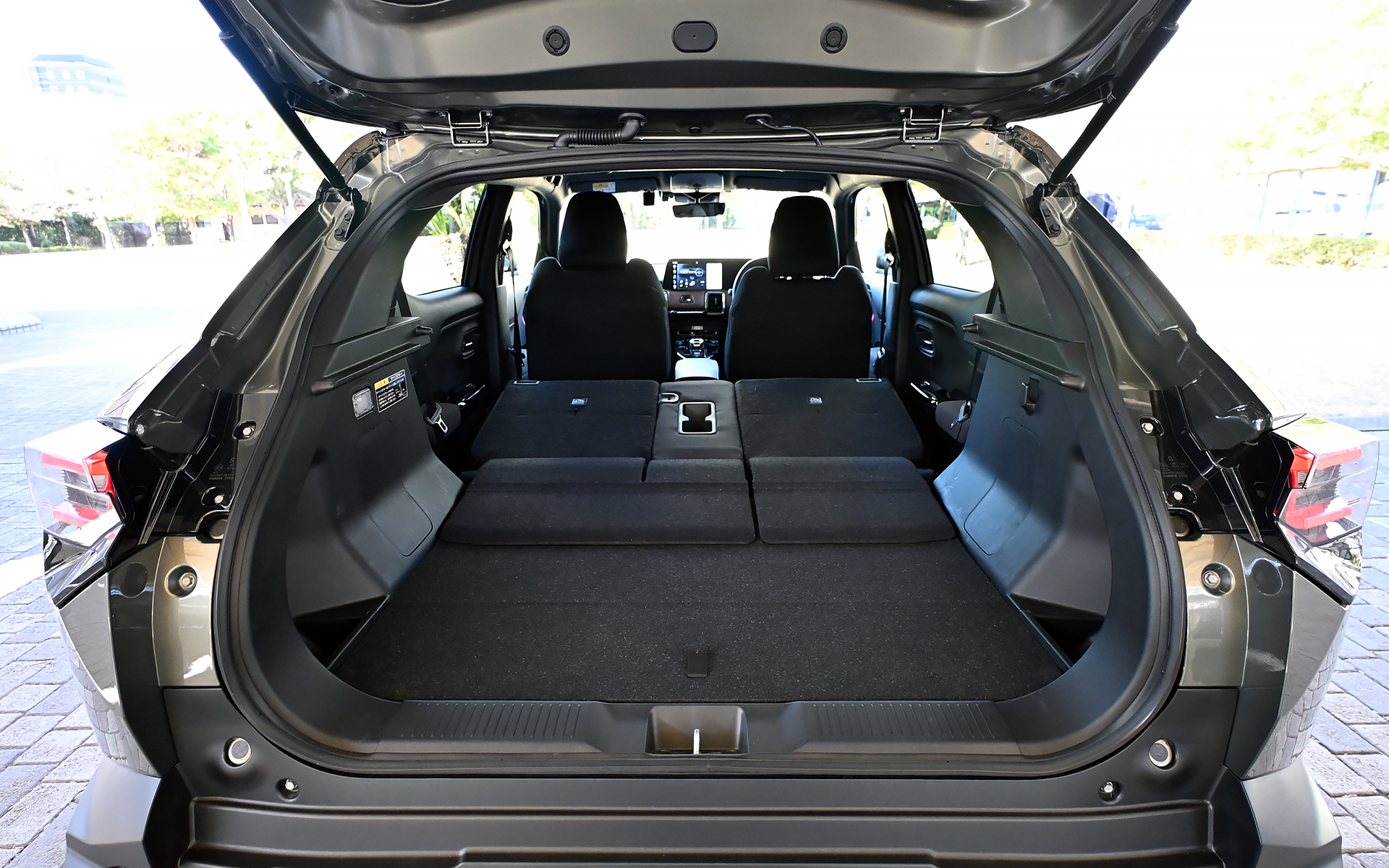 リアシートバックは4：2：4分割可倒式シートを採用。荷物に応じてアレンジできる