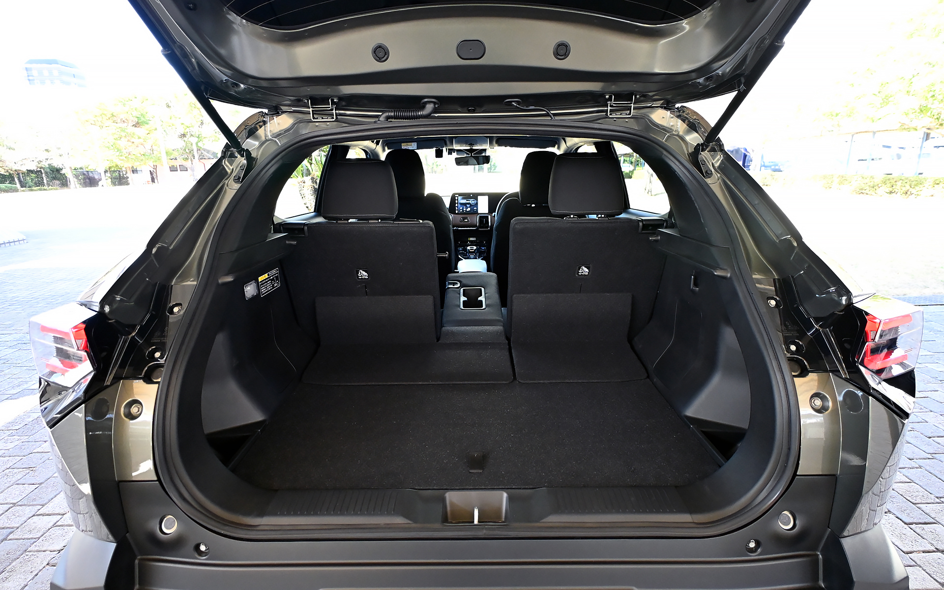 リアシートバックは4：2：4分割可倒式シートを採用。荷物に応じてアレンジできる