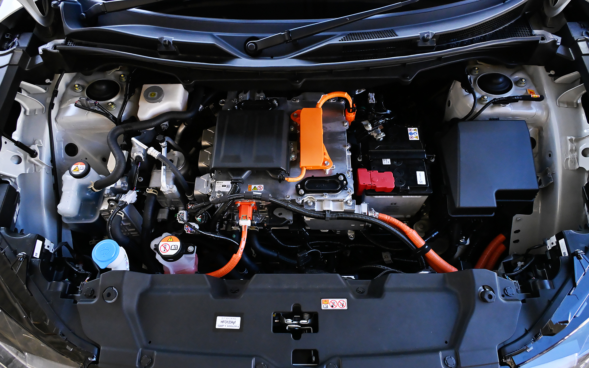 ボンネット内にはエンジンではなくEVの制御システムが収まる