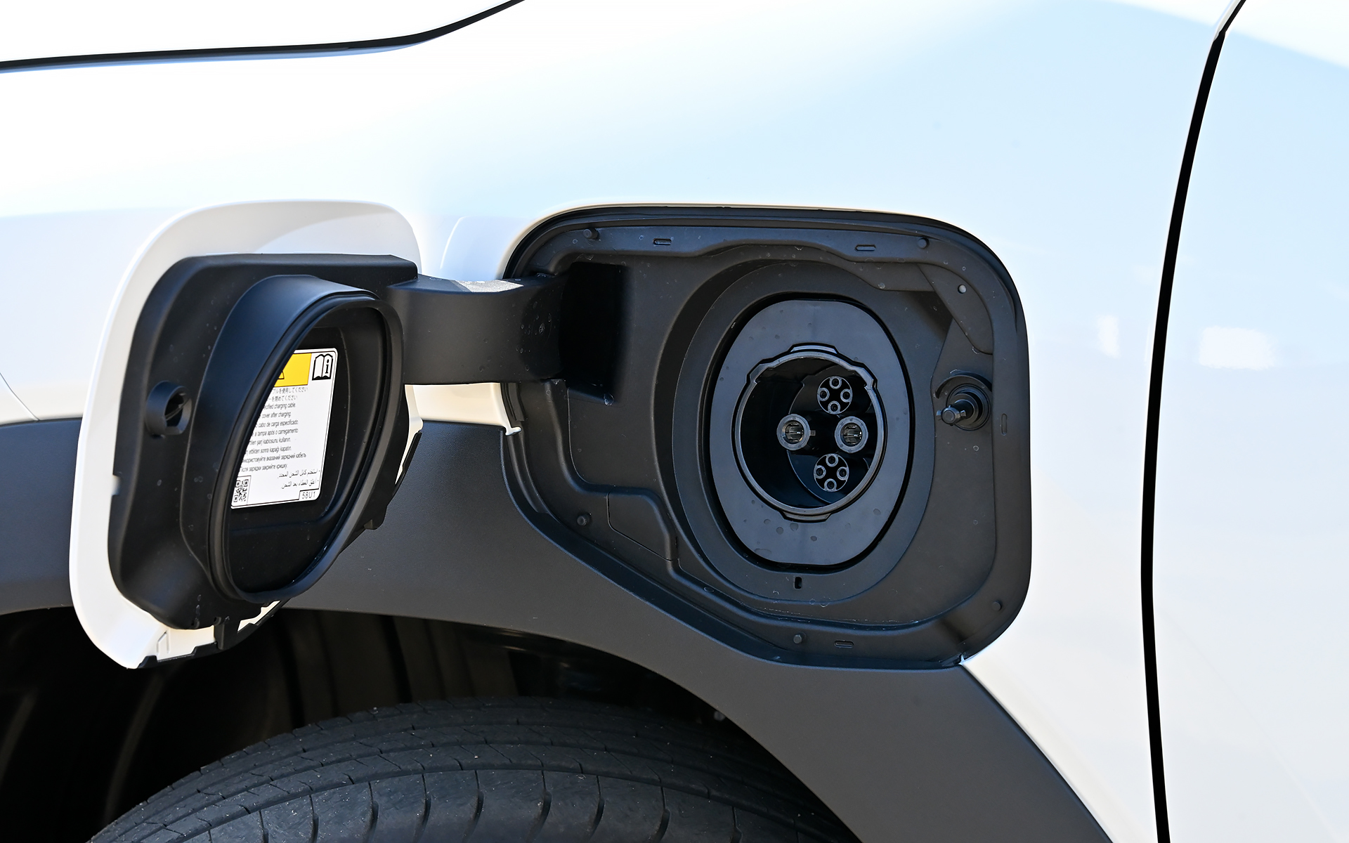 バッテリ容量は2WDモデルのXグレードが49kWh、Zグレードが61kWh、4WDモデルのZグレードが61kWhとなる。充電時間は90kWの急速充電の場合、バッテリ残量警告灯が点灯してから80％までの充電に約45分。9kWの普通充電の場合、バッテリ残量警告灯が点灯してから満充電までXグレードで約8.5時間、Zグレードで約10.5時間となる