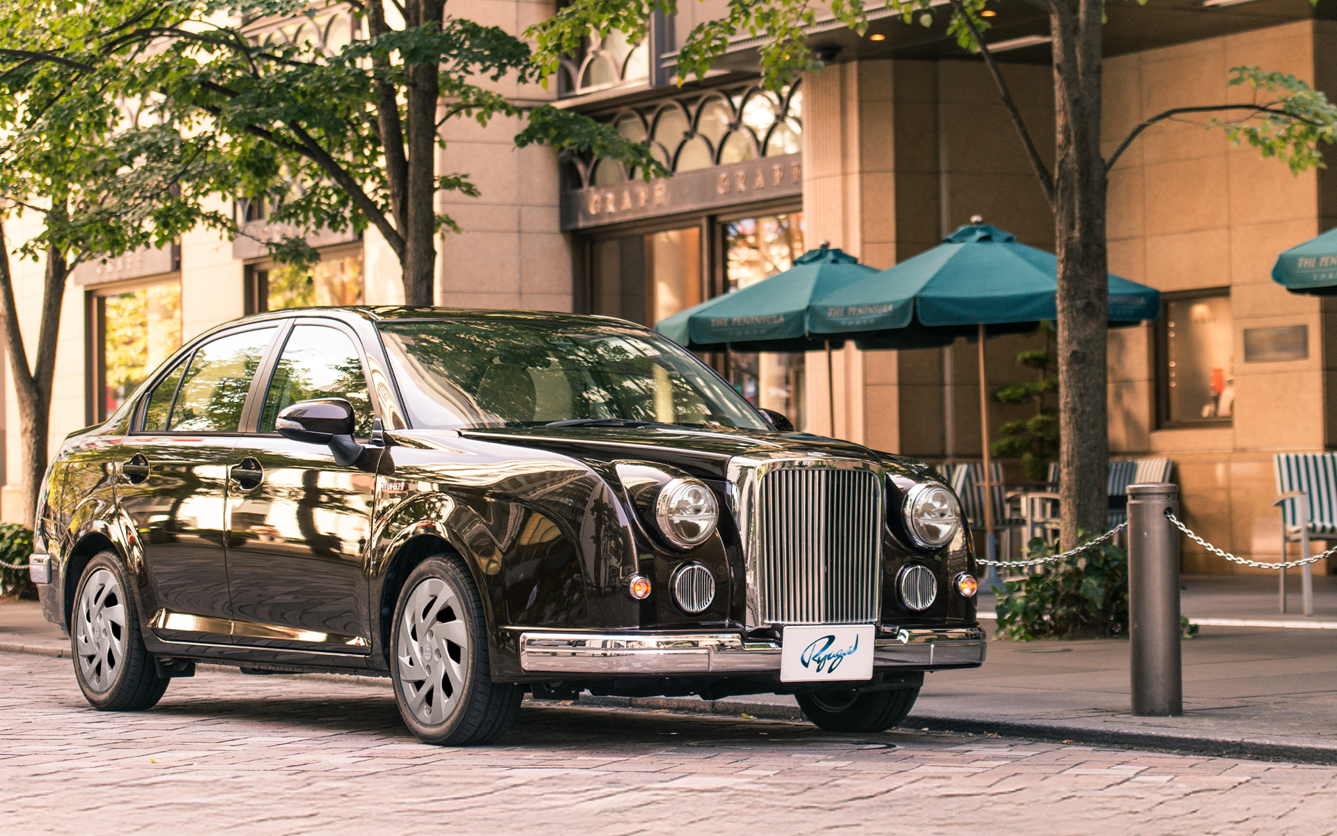 光岡自動車のミディアムクラスセダン「リューギ」