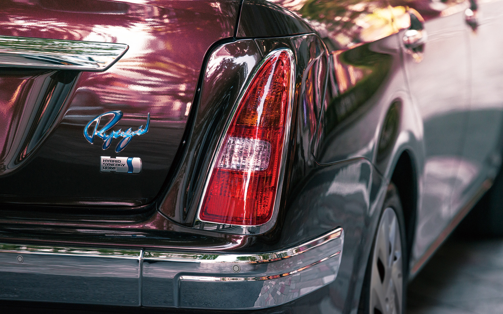 環境に配慮したハイブリッド車も設定している